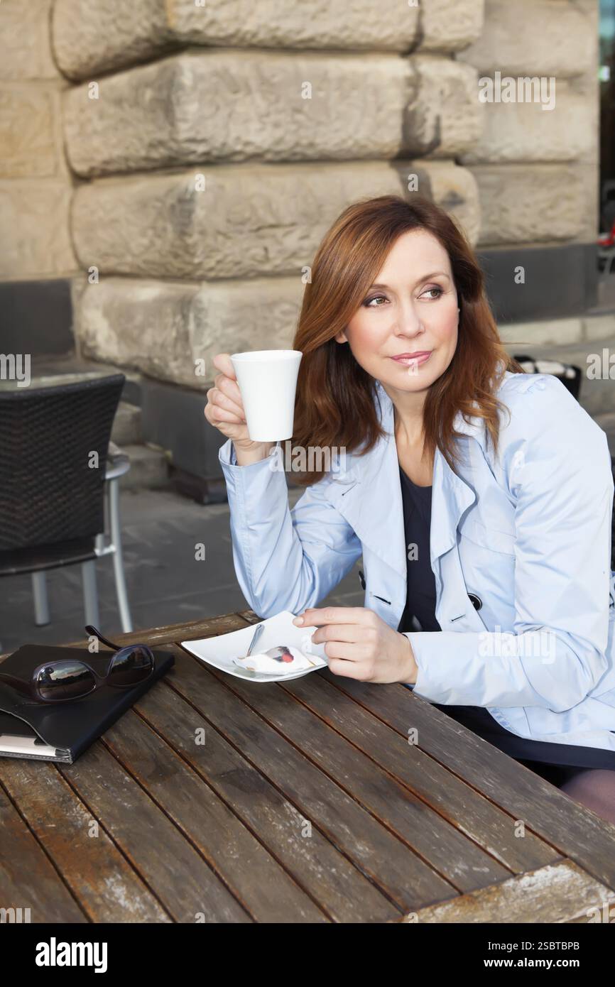 Femme d'affaires adulte utilisant la tablette sur la pause déjeuner dans le parc de la ville Banque D'Images