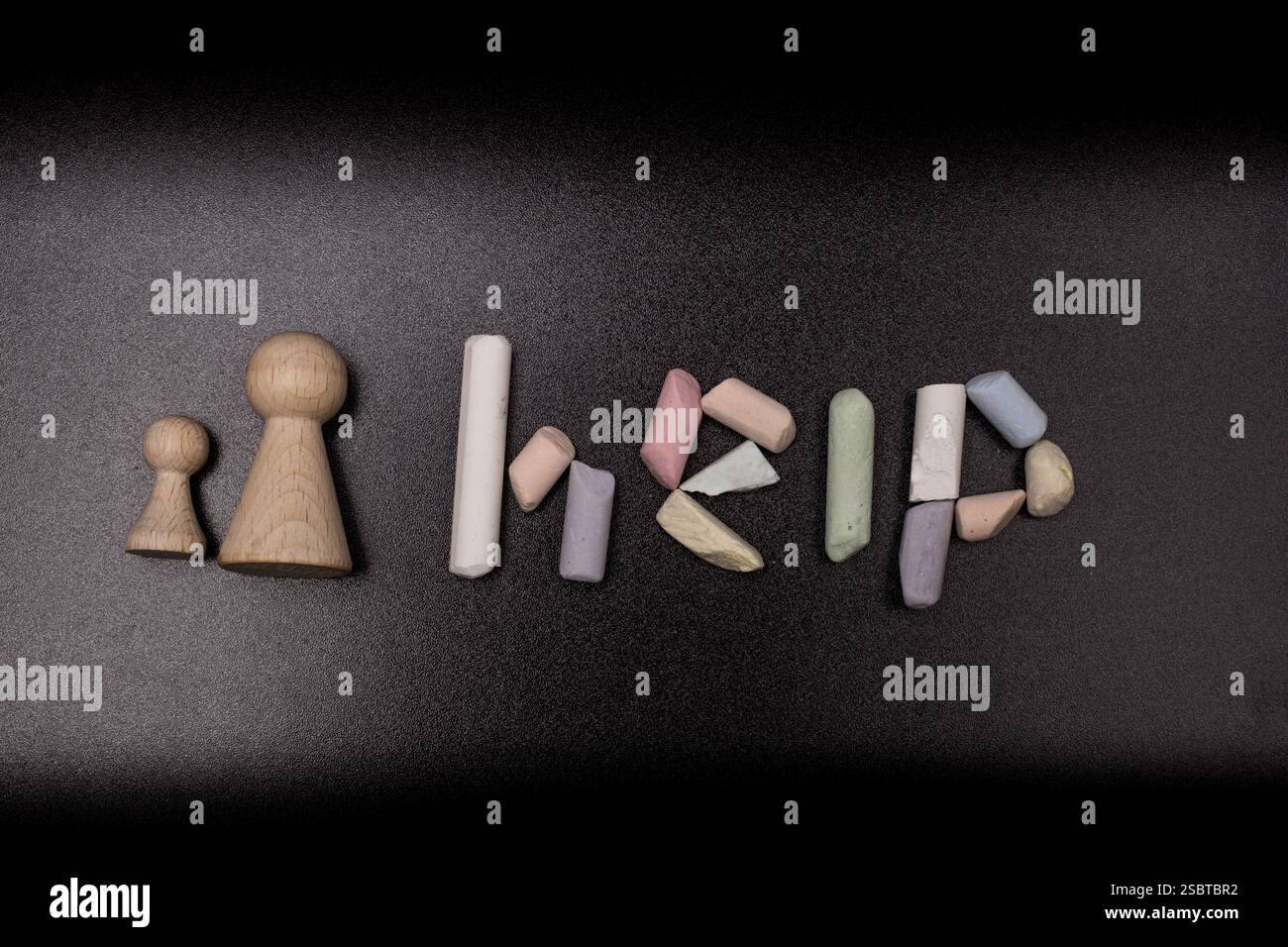 Mot d'aide écrit à la craie incolorée sur un tableau noir Banque D'Images