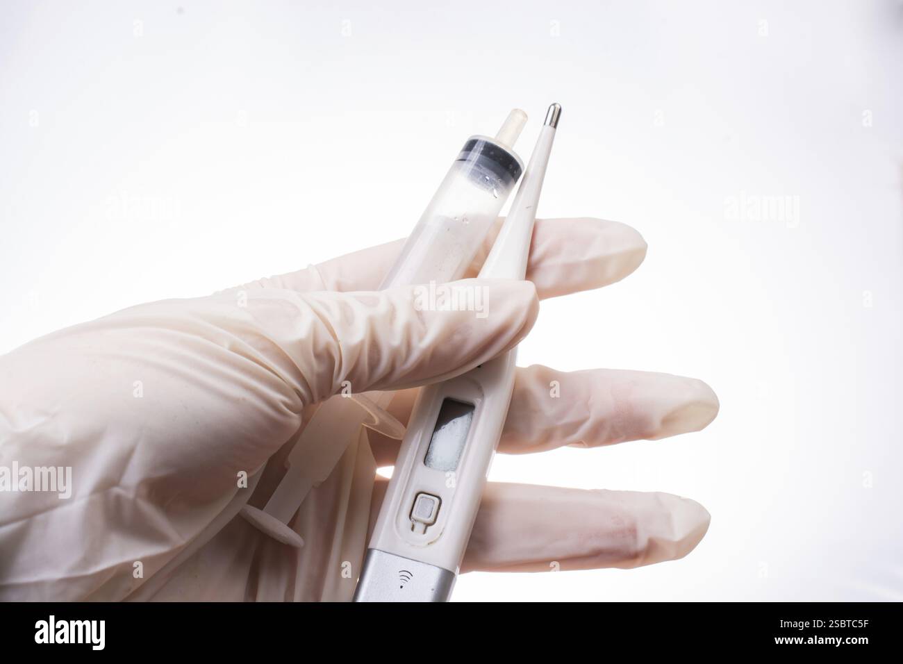 Thermomètre médical sur globe Global Warming concept Banque D'Images