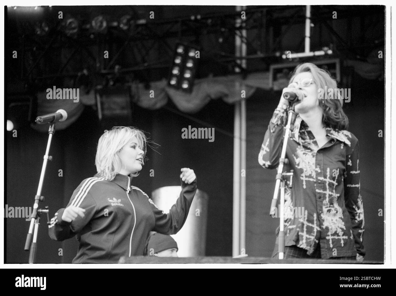 ALISHA'S ATTIC, CONCERT, 1997 : Karen (blonde) et Shelly Poole du groupe pop Alisha's Attic jouant au Cardiff Music in the Bay le 14 juin 1997 à Cardiff, pays de Galles, Royaume-Uni. Photo : Rob Watkins. INFO : Alisha's Attic est un duo pop britannique formé par les sœurs Karen et Shellie Poole dans les années 1990 Connu pour ses paroles originales et introspectives et ses mélodies accrocheuses, ses tubes Like I Am, I Feel lui a valu une base de fans dévoués. Banque D'Images