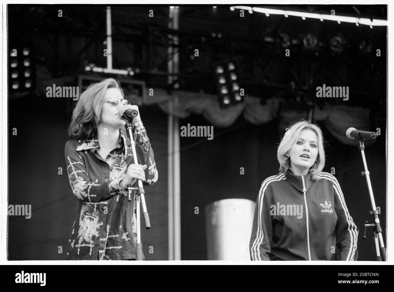 ALISHA'S ATTIC, CONCERT, 1997 : Karen (blonde) et Shelly Poole du groupe pop Alisha's Attic jouant au Cardiff Music in the Bay le 14 juin 1997 à Cardiff, pays de Galles, Royaume-Uni. Photo : Rob Watkins. INFO : Alisha's Attic est un duo pop britannique formé par les sœurs Karen et Shellie Poole dans les années 1990 Connu pour ses paroles originales et introspectives et ses mélodies accrocheuses, ses tubes Like I Am, I Feel lui a valu une base de fans dévoués. Banque D'Images