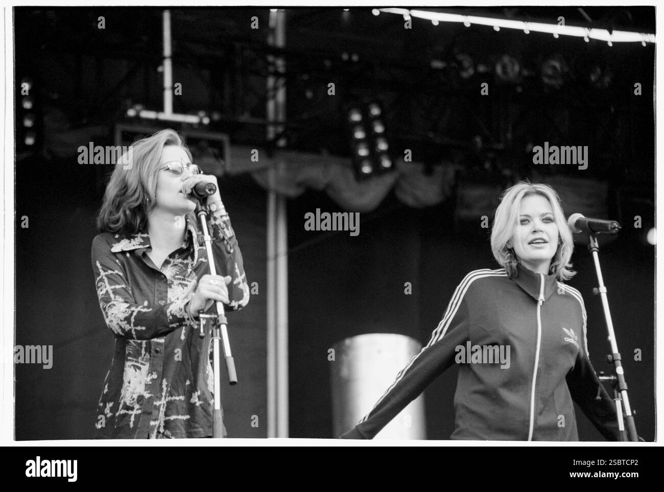 ALISHA'S ATTIC, CONCERT, 1997 : Karen (blonde) et Shelly Poole du groupe pop Alisha's Attic jouant au Cardiff Music in the Bay le 14 juin 1997 à Cardiff, pays de Galles, Royaume-Uni. Photo : Rob Watkins. INFO : Alisha's Attic est un duo pop britannique formé par les sœurs Karen et Shellie Poole dans les années 1990 Connu pour ses paroles originales et introspectives et ses mélodies accrocheuses, ses tubes Like I Am, I Feel lui a valu une base de fans dévoués. Banque D'Images