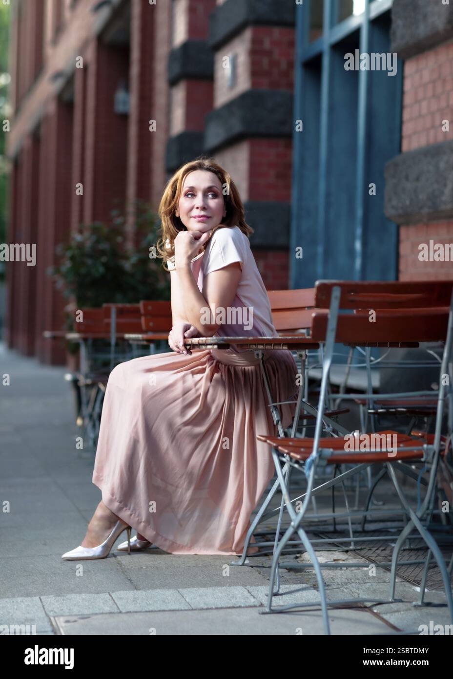 Belle femme d'âge moyen réussie posant sur la séance photo de rue Banque D'Images