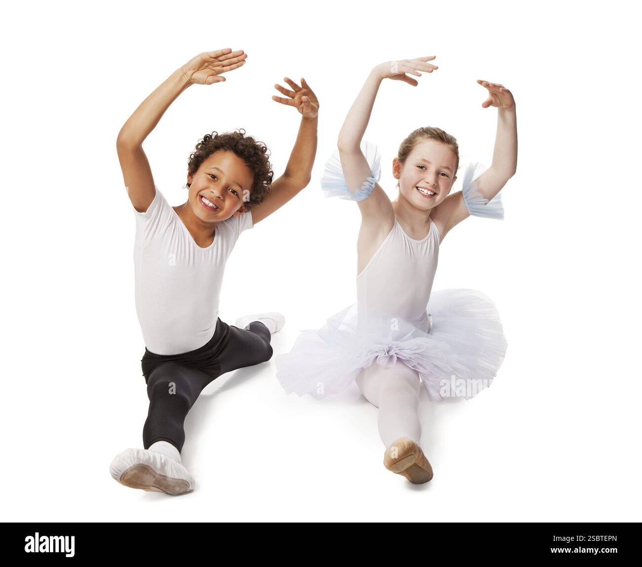 Enfants interraciaux dansant ensemble, isolés sur blanc Banque D'Images