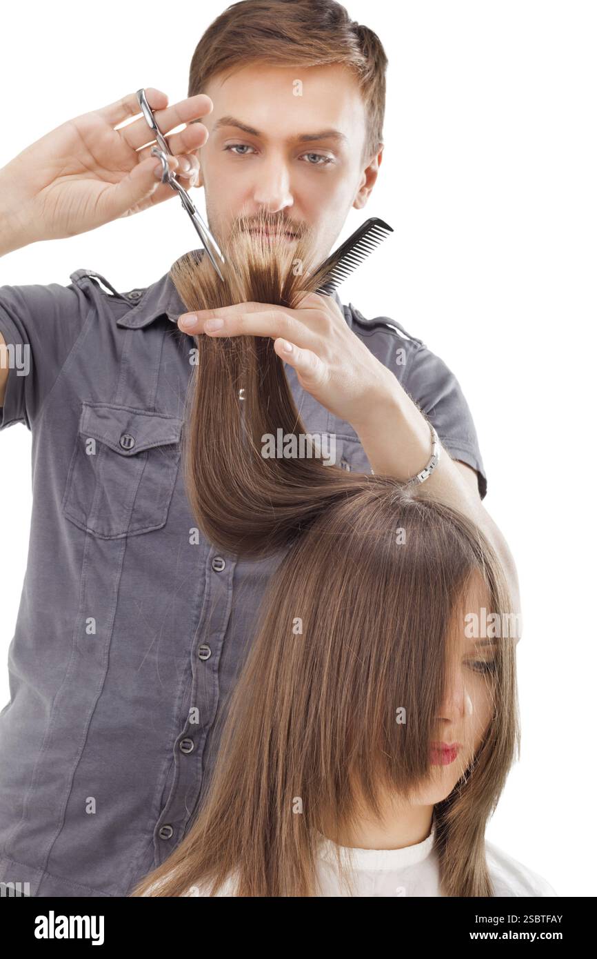 Coiffeur professionnel avec modèle de cheveux longs, isolated on white Banque D'Images