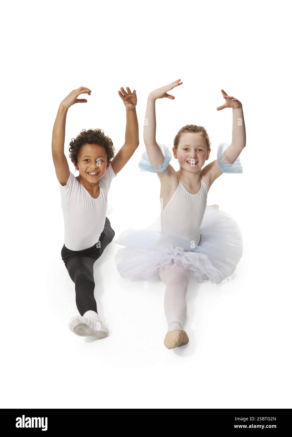 Enfants interraciaux dansant ensemble, isolés sur blanc Banque D'Images