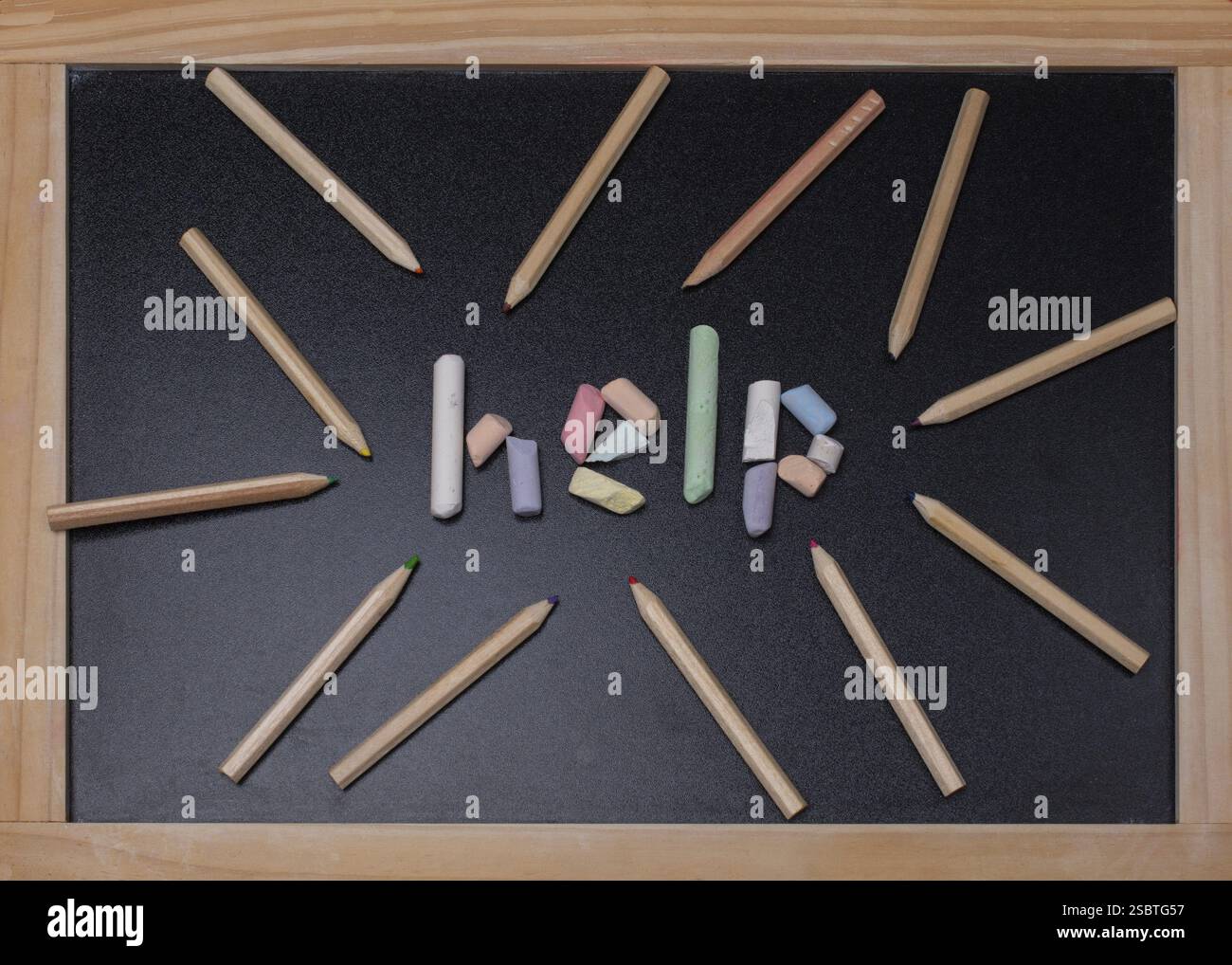 Mot d'aide écrit à la craie incolorée sur un tableau noir Banque D'Images