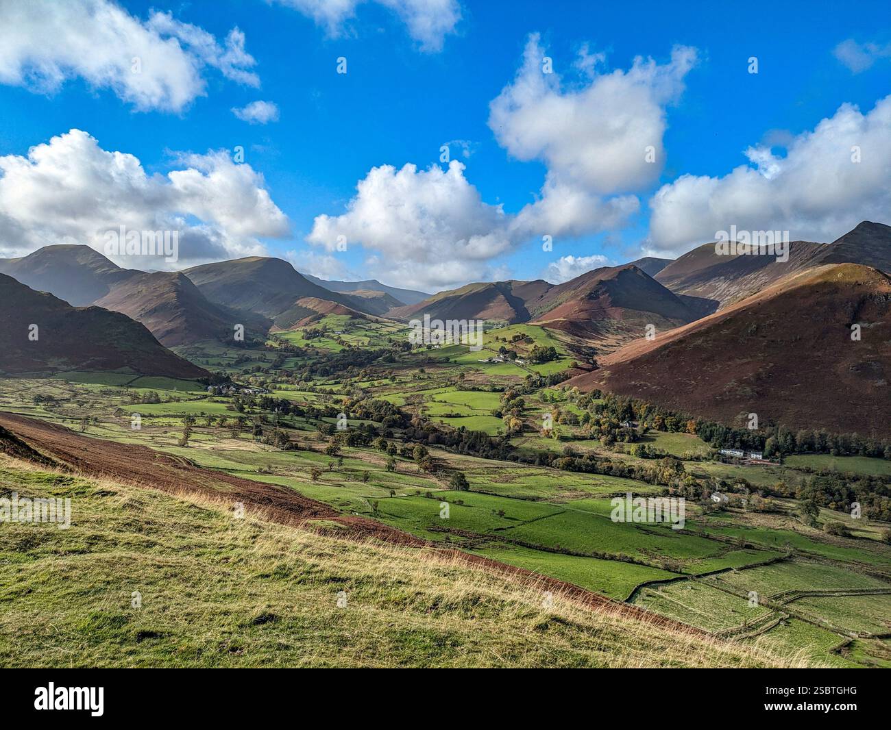Vue sur la vallée de Newlands depuis Cat Bells dans le Lake District anglais Banque D'Images