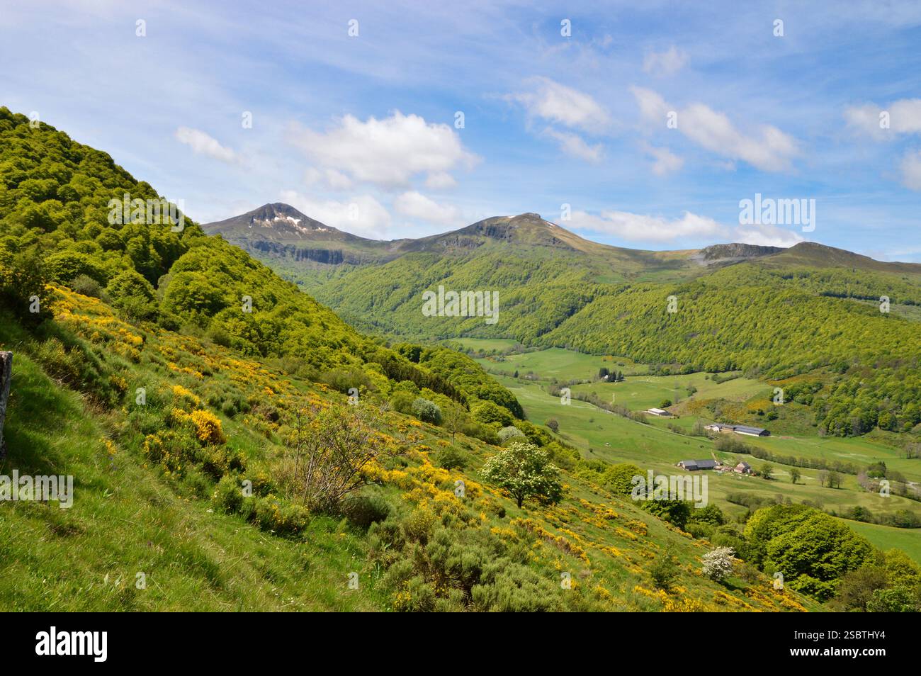 Belle vue sur une chaîne de montagnes volcaniques avec une vallée volcanique verdoyante Banque D'Images