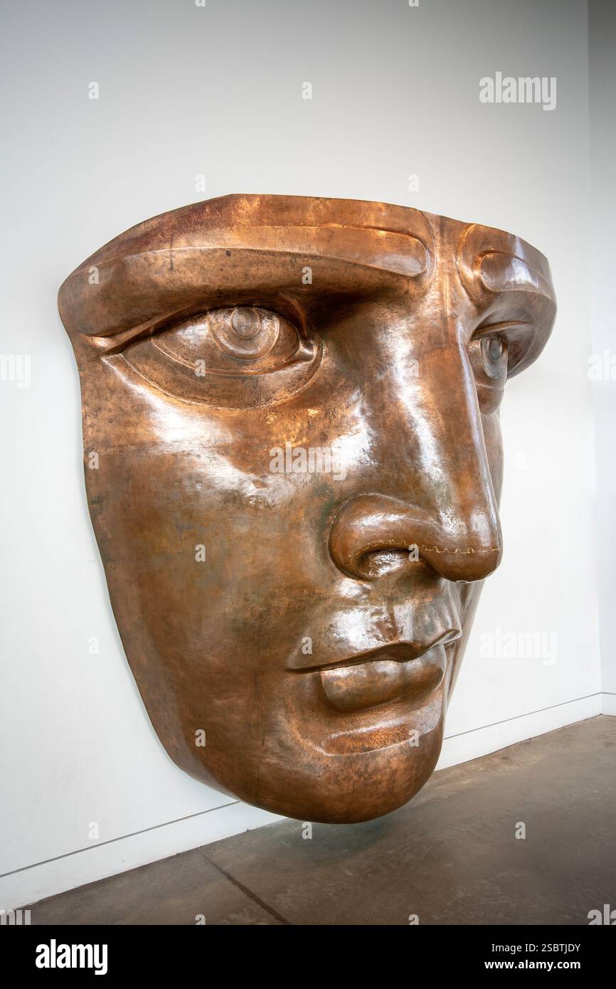 Réplique en cuivre pleine échelle du visage de la Statue de la liberté, Statue of Liberty Museum, Liberty Island, New York City, États-Unis Banque D'Images