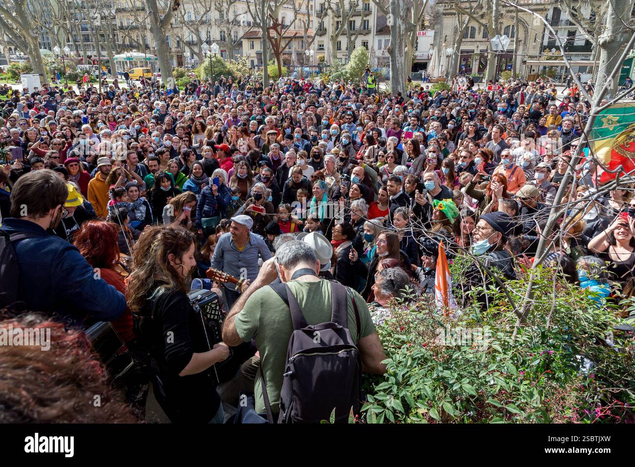 Mobilisation pour la culture. HK et les Saltimbanks : concert de rue organisé par le Carmagnole dans différents lieux. Kiosque Bosc sur l'Esplanade Charles de Gaulle. Montpellier, Occitanie, France Banque D'Images