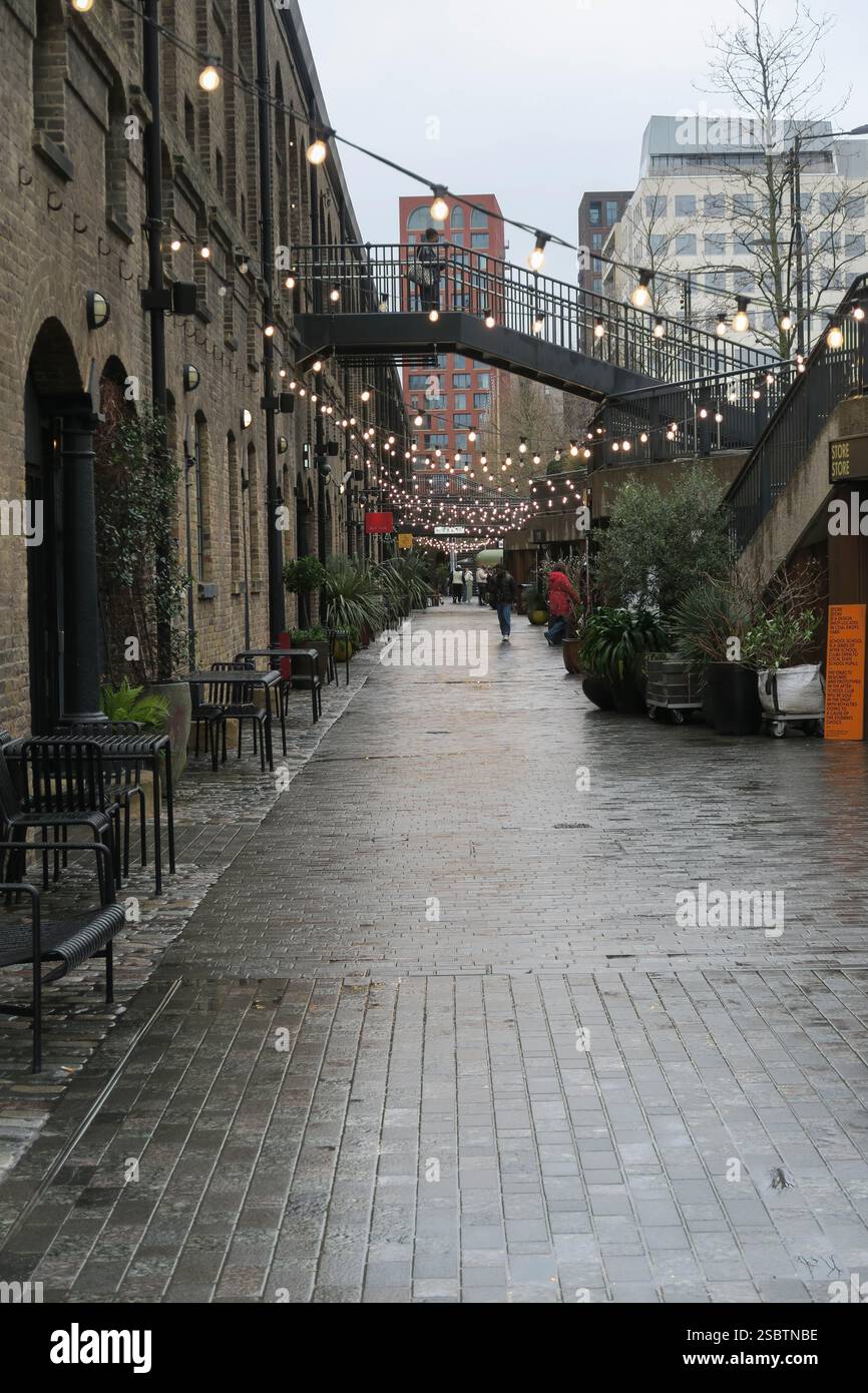 Tôt le matin de janvier à Coal Drop's Yard, King's Cross à Londres Banque D'Images