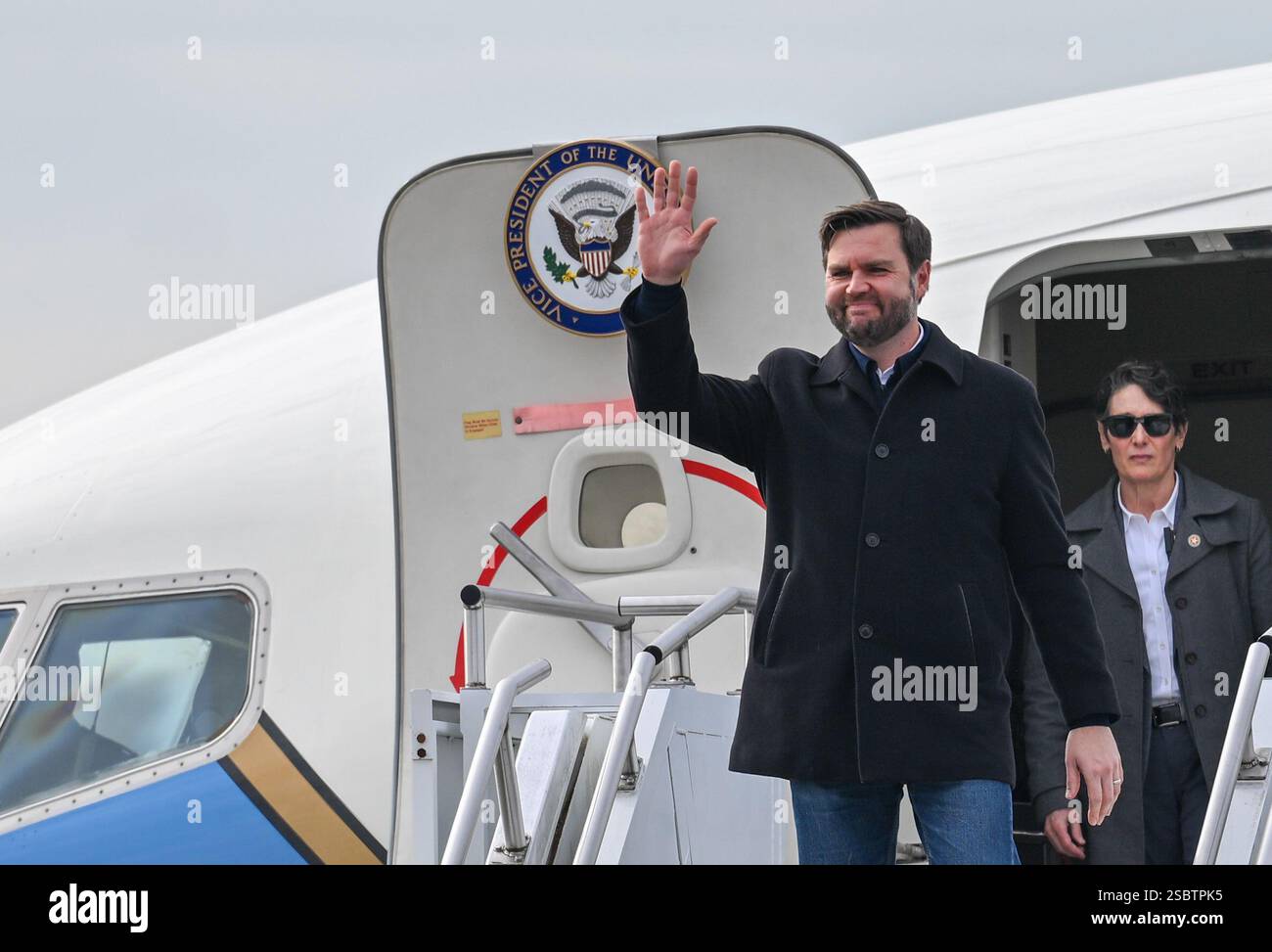 Le vice-président JD Vance salue la foule après avoir quitté Air Force Two à Youngstown Air Reserve Station, Ohio, le 3 février 2025. Youngstown Air Reserve Station était le point d'arrivée du VP pour sa visite à East Palestine, Ohio, pour marquer le deuxième anniversaire du déraillement du train Norfolk Southern. (Photo de l'US Air Force par M. Eric M. White) Banque D'Images
