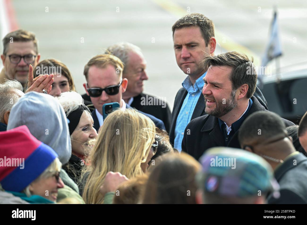 Le vice-président américain JD Vance parle à une foule à Youngstown Air Reserve Station, Ohio, le 3 février 2025. Youngstown Air Reserve Station était le point d'arrivée du VP lors de sa visite à East Palestine, Ohio, pour marquer le deuxième anniversaire du déraillement du train Norfolk Southern. (Photo de l'US Air Force par M. Eric M. White) Banque D'Images