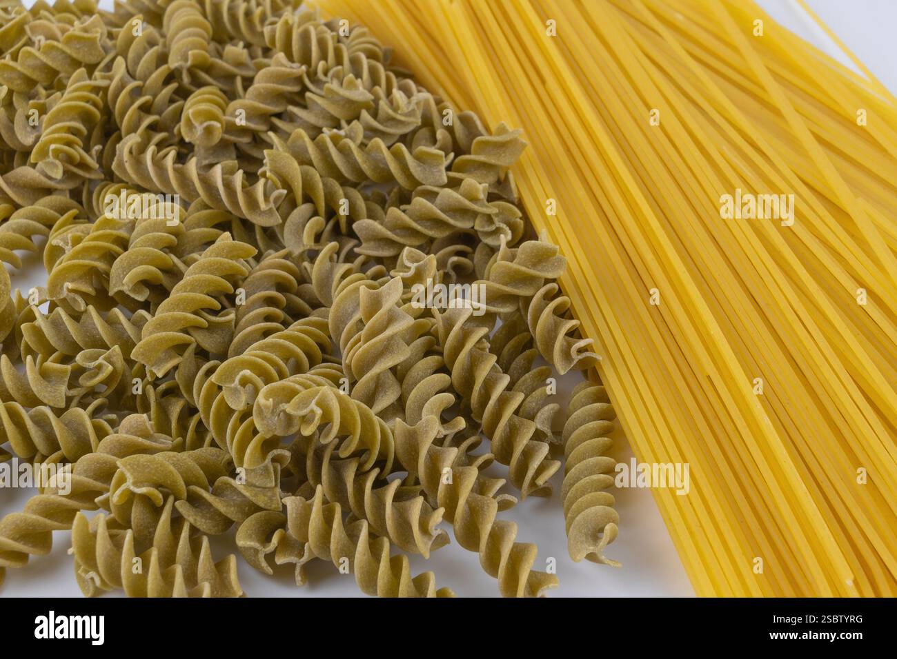Green Pea Pasta v. Wheat Spaghetti. Comparaison des différents types de pâtes. Whole Foods Banque D'Images