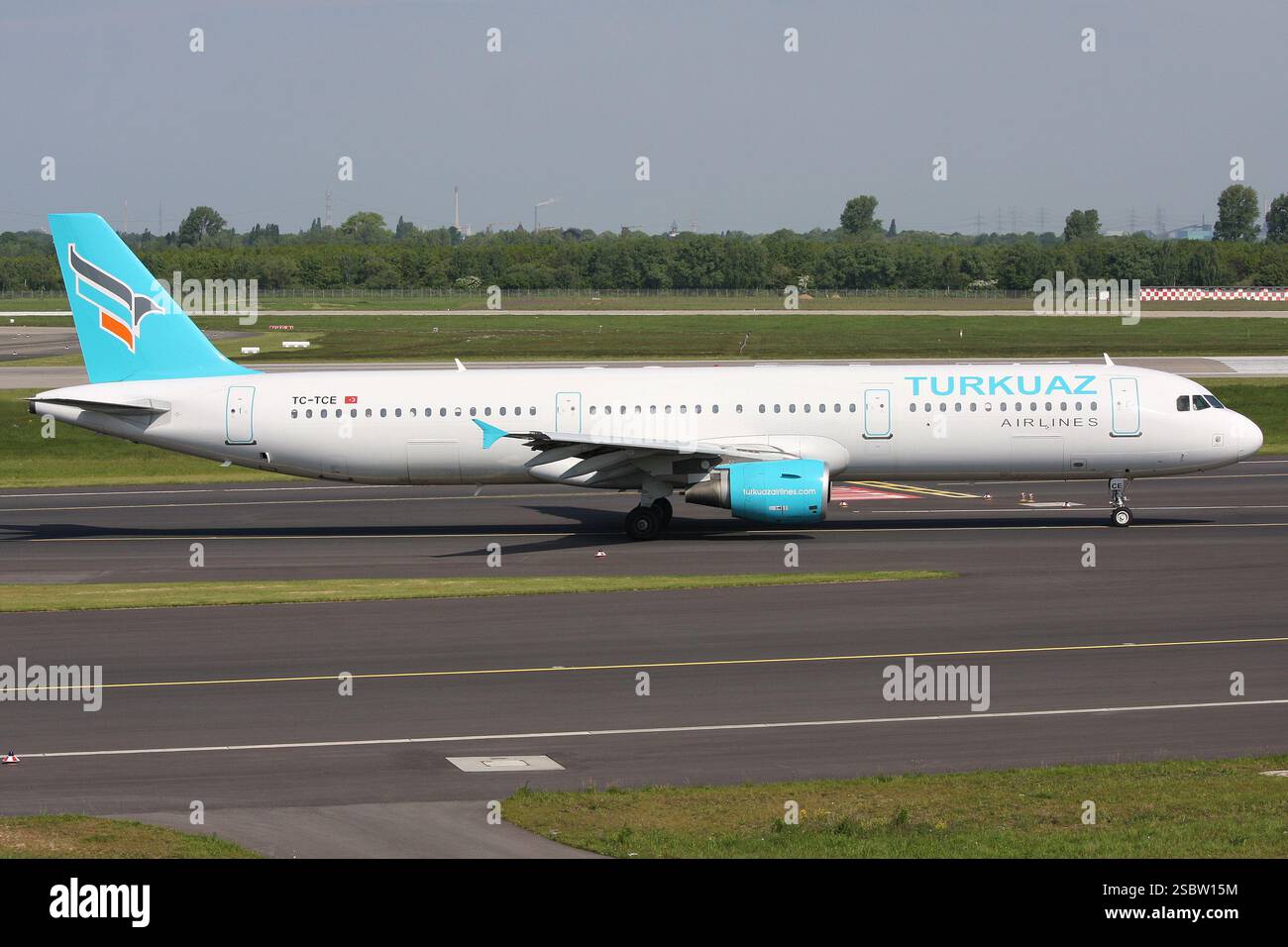 Turkish Turkuaz Airlines Airbus A321-200 immatriculé TC-TCE à l'aéroport de Dusseldorf Banque D'Images