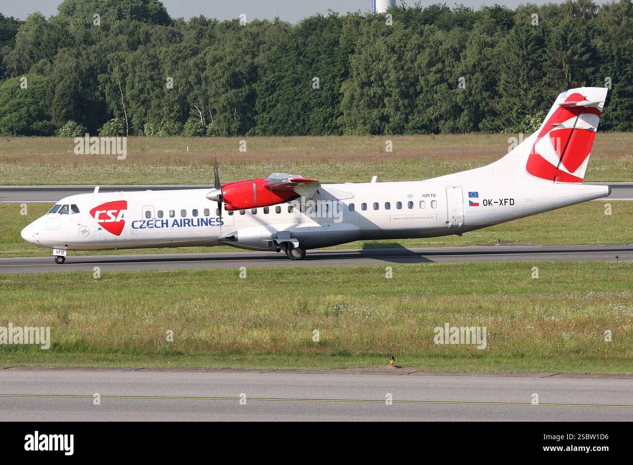 CSA Czech Airlines ATR-72 immatriculée OK-XFD sur la voie de circulation de l'aéroport de Hambourg Banque D'Images