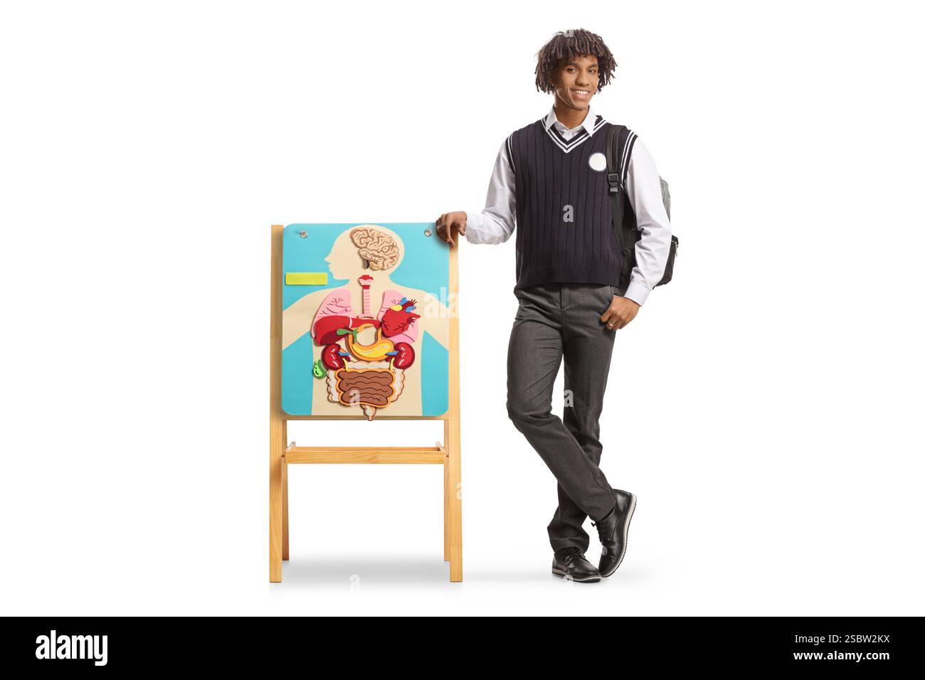 Étudiant afro-américain à côté d'une planche avec des organes humains isolés sur fond blanc Banque D'Images
