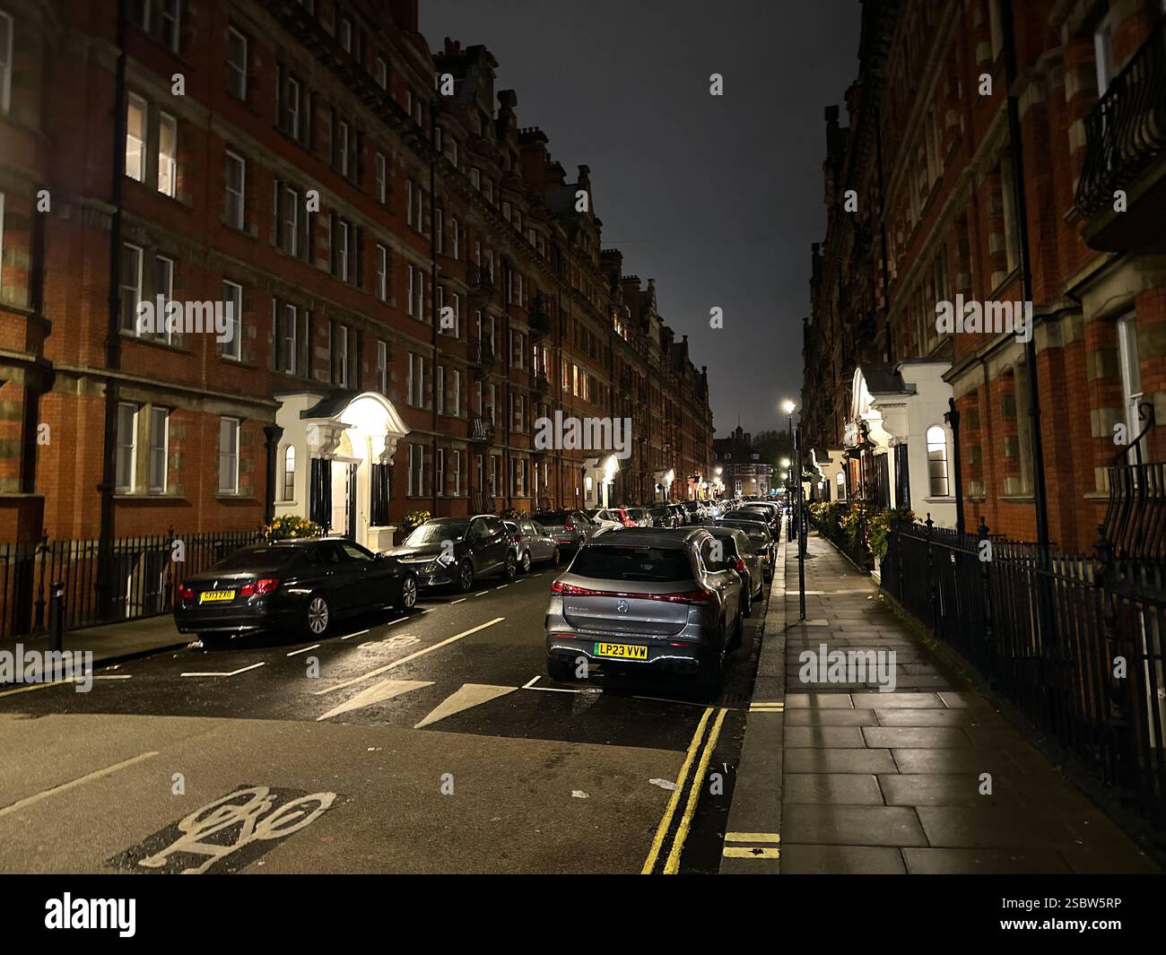 Scène de rue nocturne à Londres près de Baker Street avec des bâtiments historiques en briques rouges - Image de stock capturée avec un smartphone