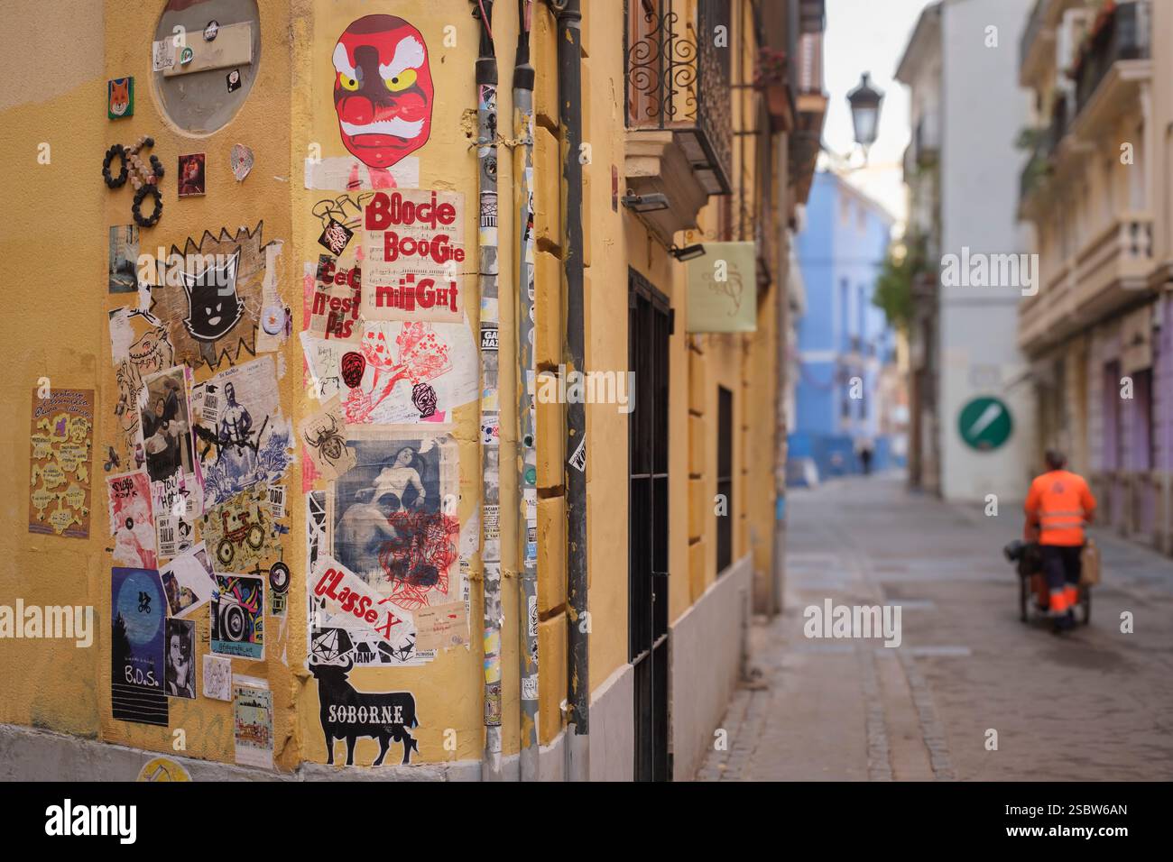 Balayeuses de rue dans le vieux centre-ville de Valence. Vous pouvez voir une variété d'art de rue artistique sur les murs des maisons Banque D'Images