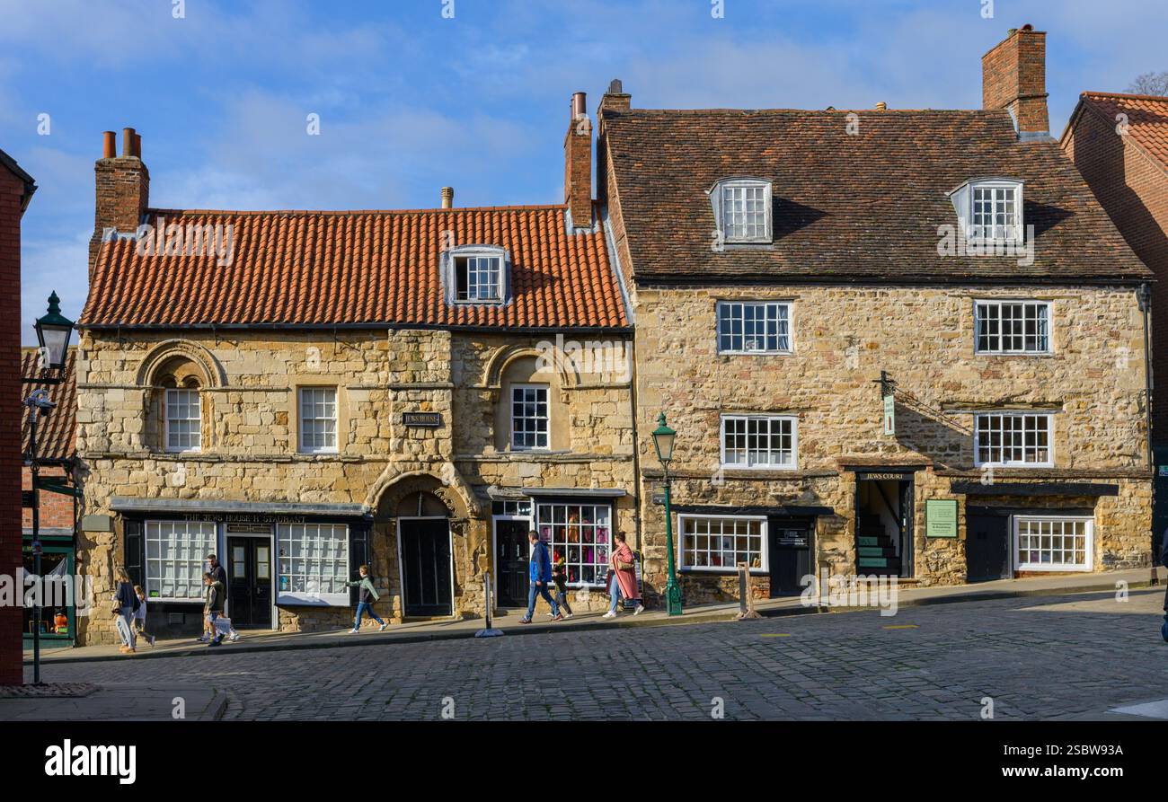 Bâtiments médiévaux sur rue pavée. Le Jewish House Restaurant et Jewish court à Junction of the Strait et Steep Hill Lincoln Banque D'Images