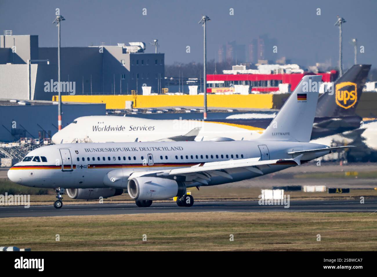 Aéroport de Cologne-Bonn, CGN, A319-100 de l'armée de l'air allemande, 15+02, escadre de mission aérienne spéciale du ministère fédéral de la Défense, avec le fret aérien Banque D'Images