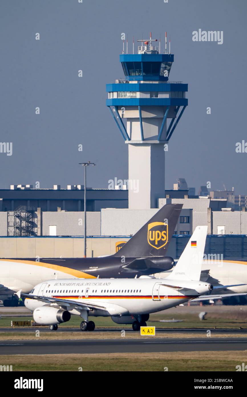 Aéroport de Cologne-Bonn, CGN, armée de l'air allemande A319-100, 15+02, escadre de mission aérienne spéciale du ministère fédéral de la Défense, avec le centre de fret aérien Banque D'Images