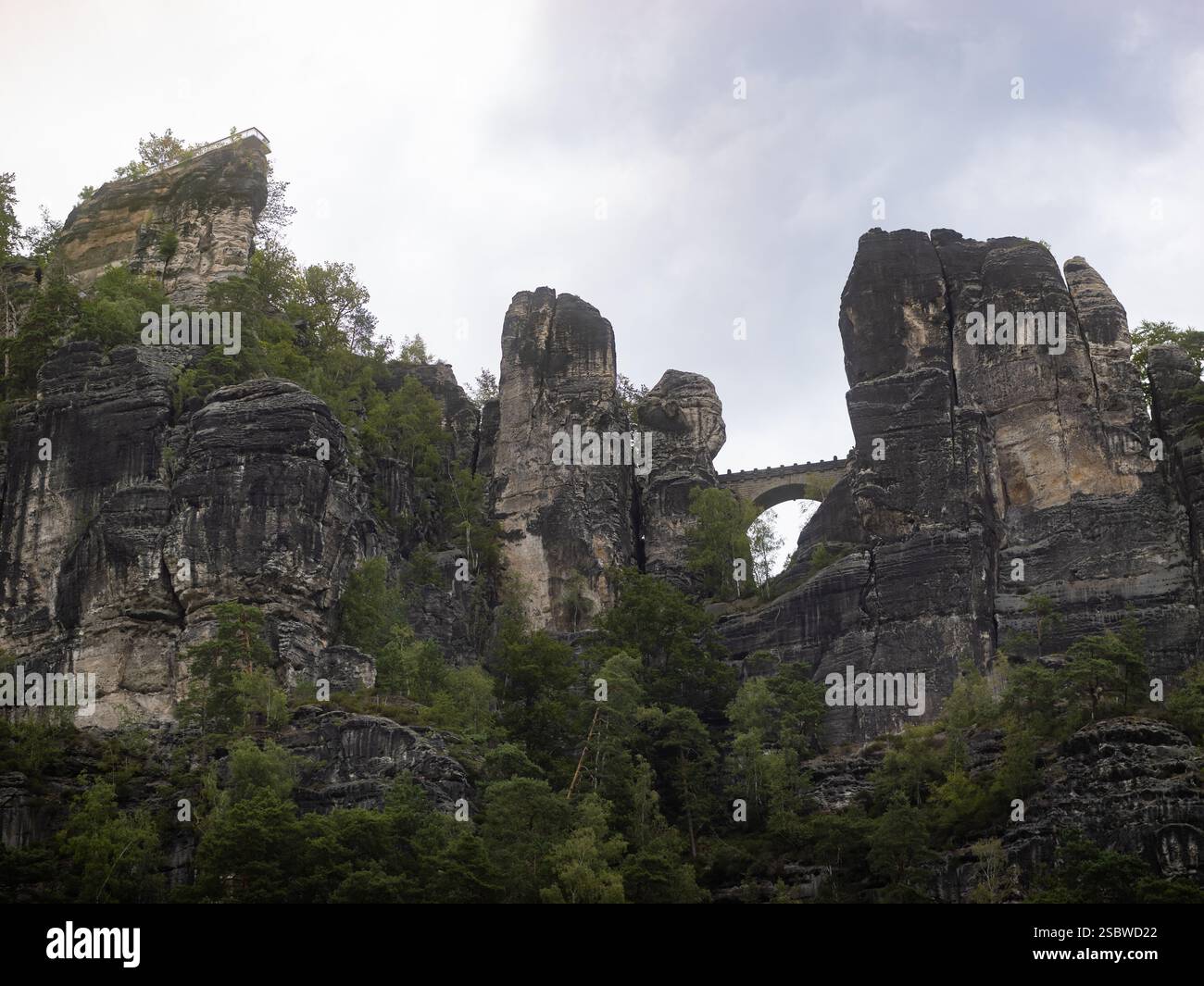 Pont Bastei vu de l'Elbe. Bâtiment entre les grès de la Suisse saxonne. Attraction touristique en Saxe. Banque D'Images