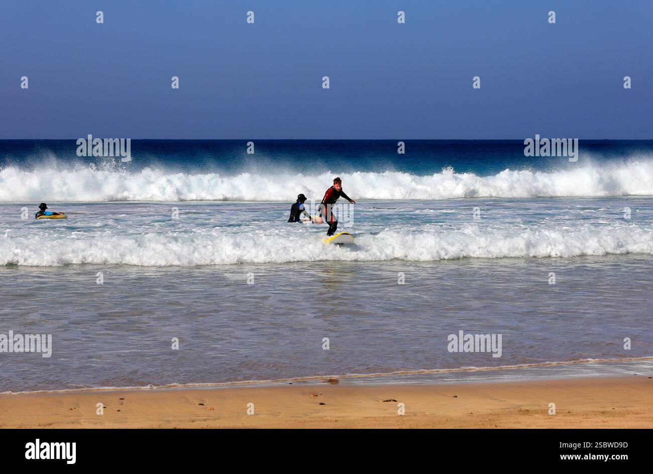 Surf sur la plage de Piedra Playa, El Cotillo, Fuerteventura, Îles Canaries, Espagne. Prise en novembre 2024 Banque D'Images