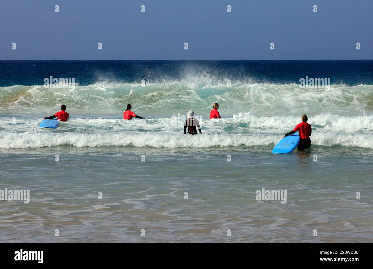 Surf sur la plage de Piedra Playa, El Cotillo, Fuerteventura, Îles Canaries, Espagne. Prise en novembre 2024 Banque D'Images