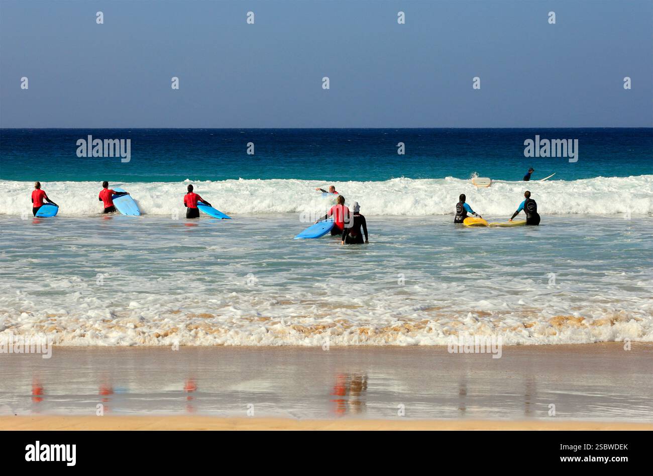 Surf sur la plage de Piedra Playa, El Cotillo, Fuerteventura, Îles Canaries, Espagne. Prise en novembre 2024 Banque D'Images