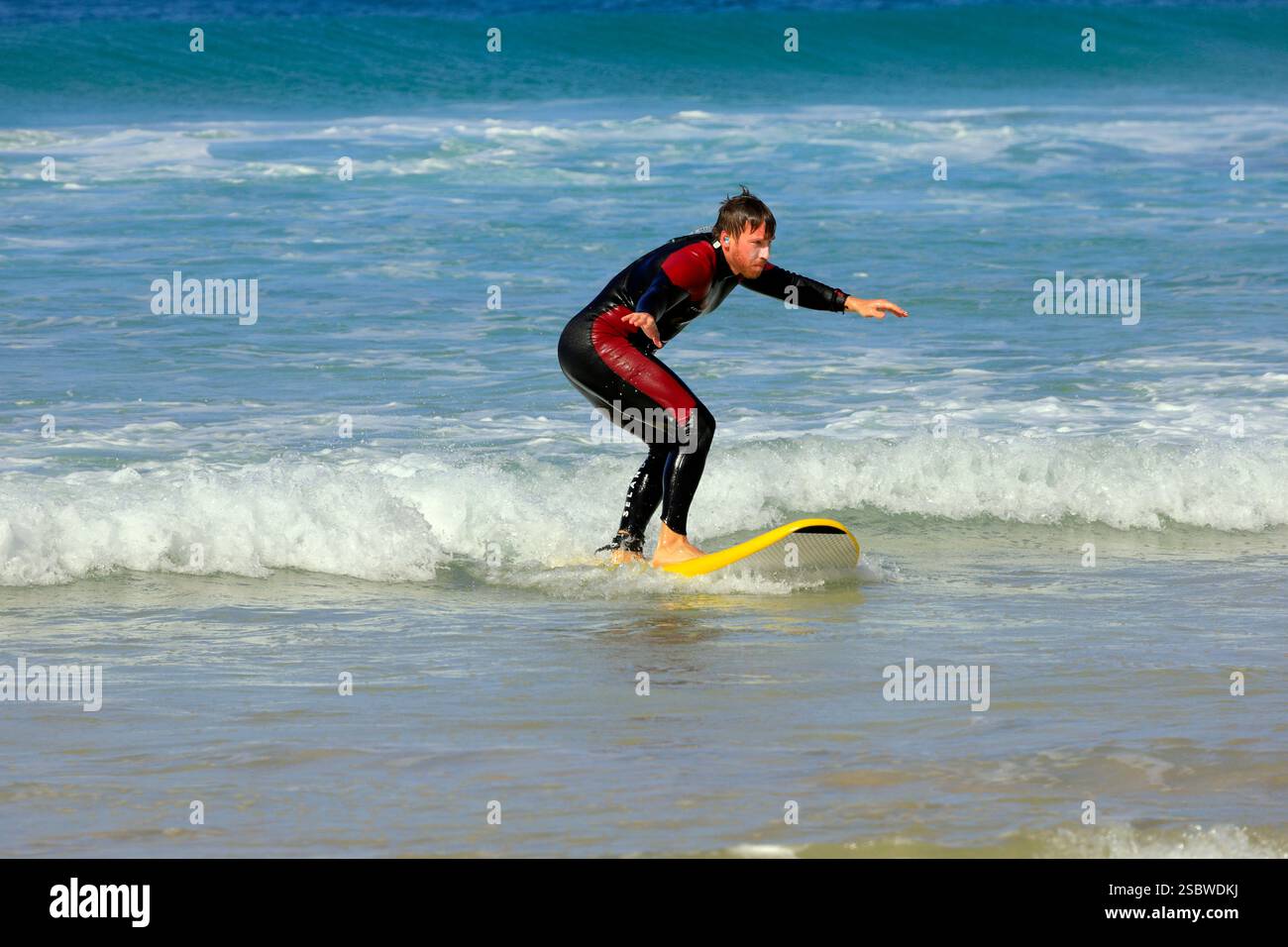 Surf sur la plage de Piedra Playa, El Cotillo, Fuerteventura, Îles Canaries, Espagne. Prise en novembre 2024 Banque D'Images