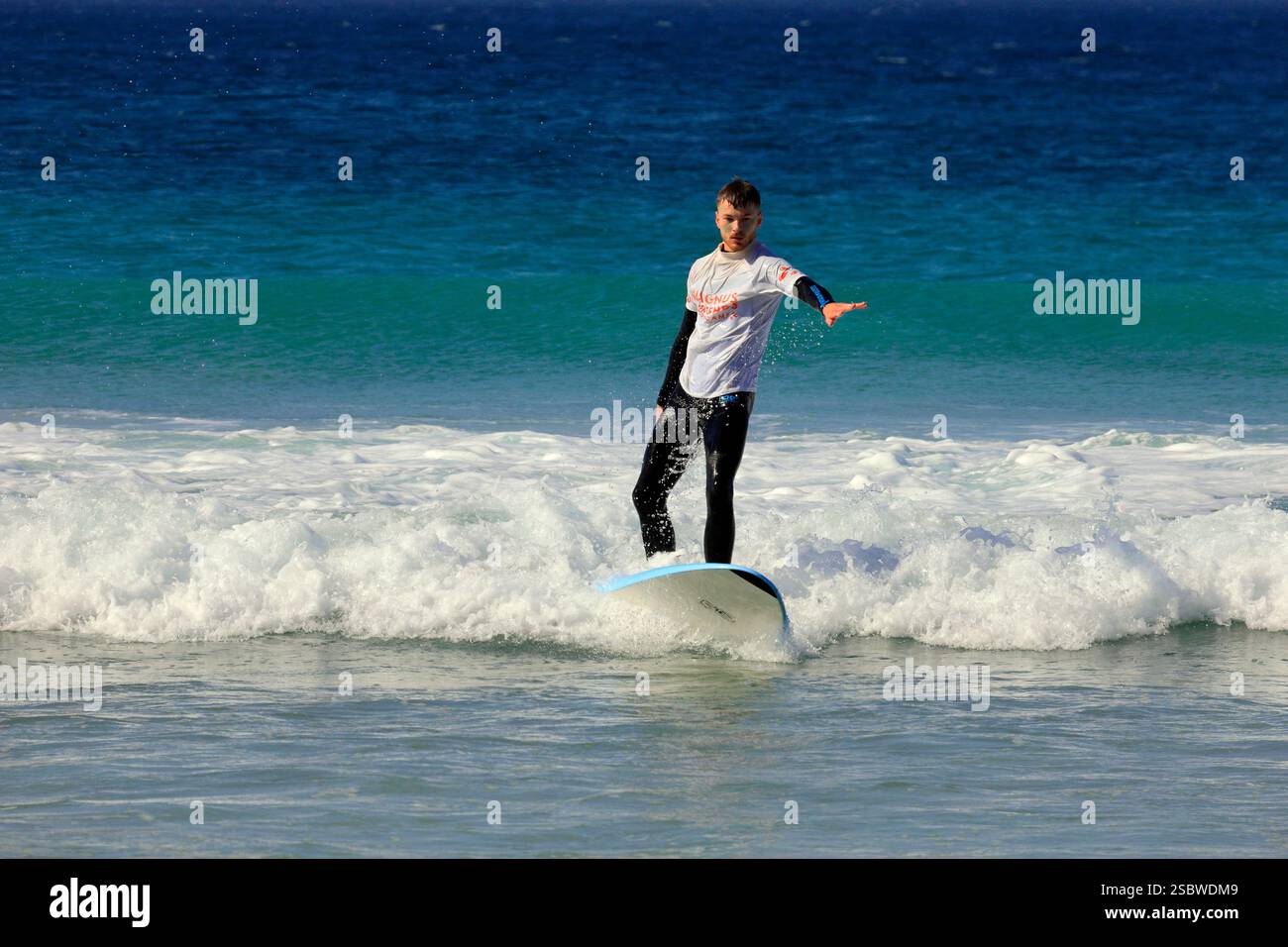 Surf sur la plage de Piedra Playa, El Cotillo, Fuerteventura, Îles Canaries, Espagne. Prise en novembre 2024 Banque D'Images