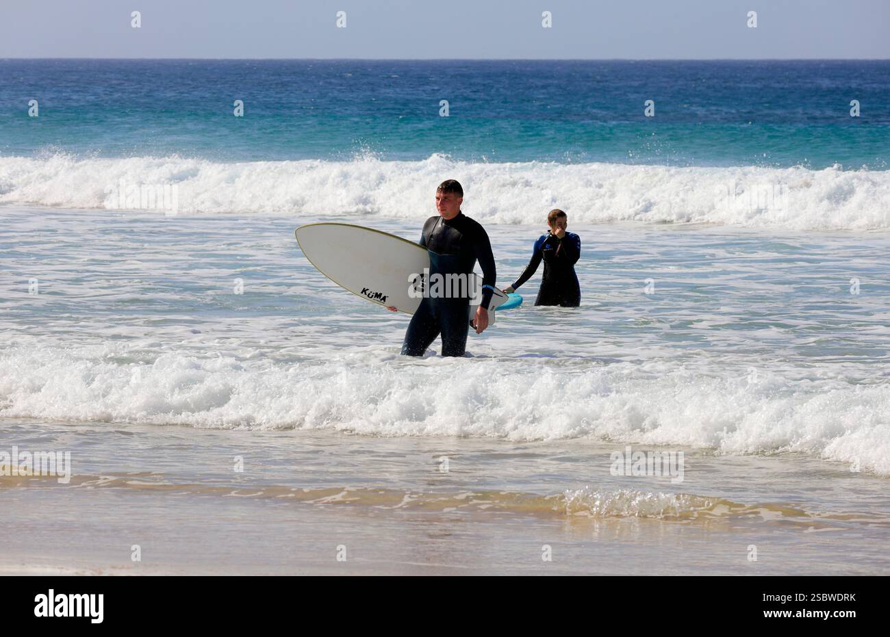 Surf sur la plage de Piedra Playa, El Cotillo, Fuerteventura, Îles Canaries, Espagne. Prise en novembre 2024 Banque D'Images