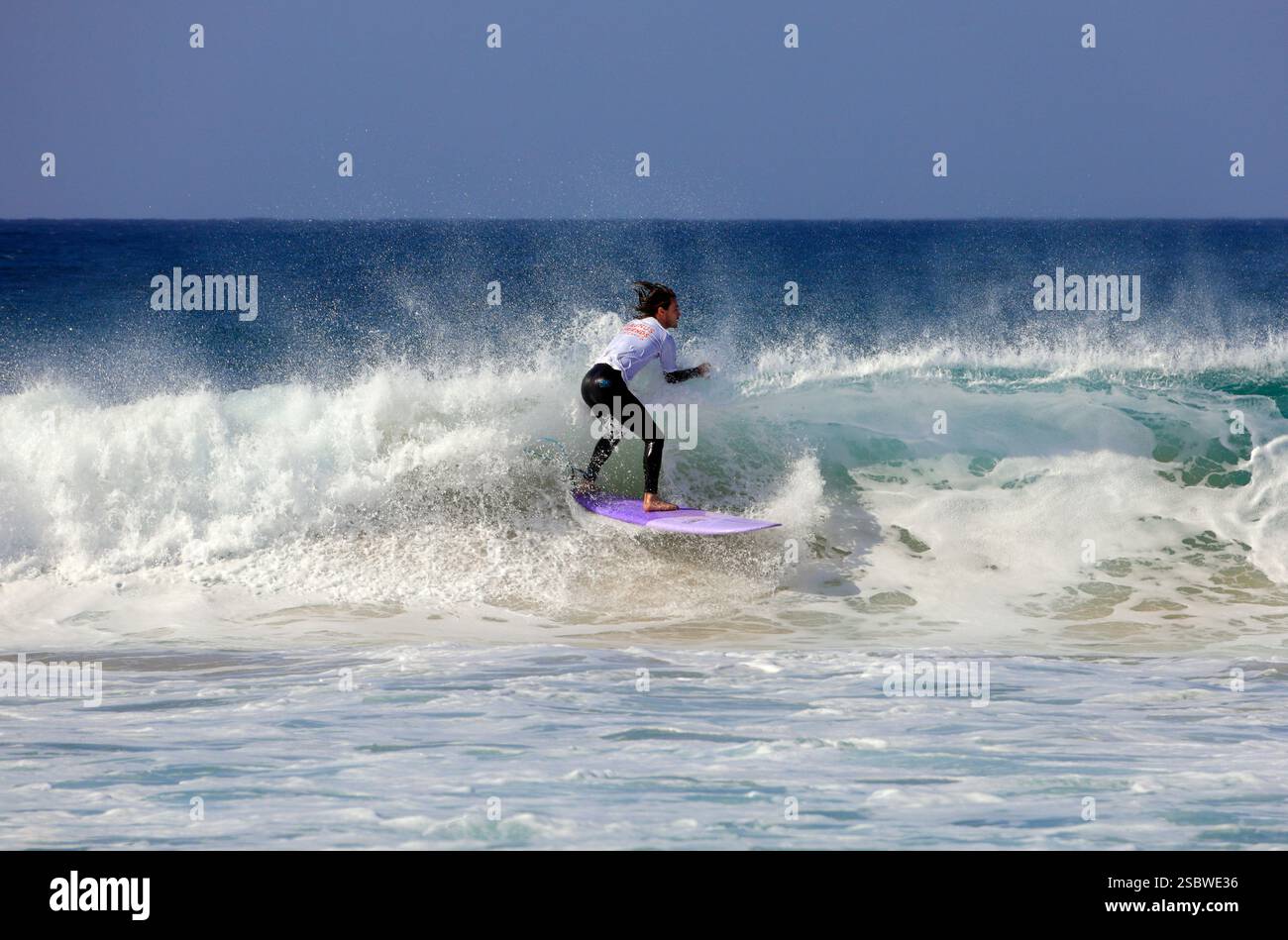 Surf sur la plage de Piedra Playa, El Cotillo, Fuerteventura, Îles Canaries, Espagne. Prise en novembre 2024 Banque D'Images