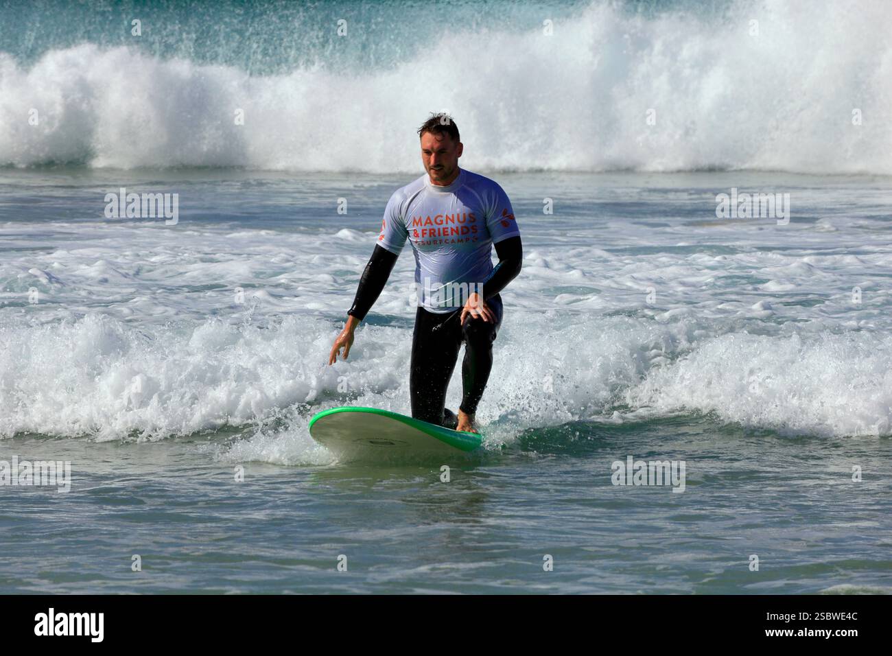 Surf sur la plage de Piedra Playa, El Cotillo, Fuerteventura, Îles Canaries, Espagne. Prise en novembre 2024 Banque D'Images