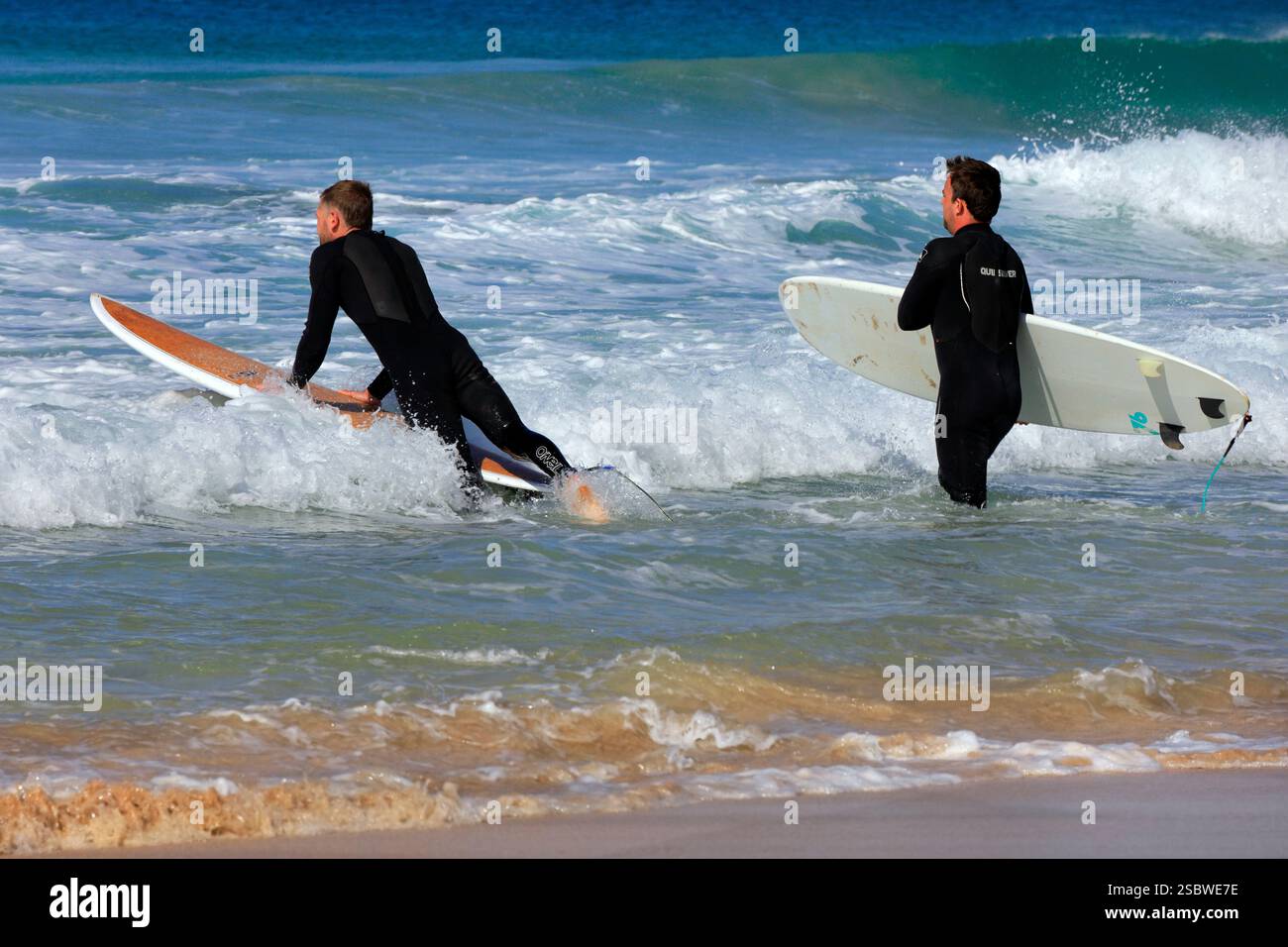 Surf sur la plage de Piedra Playa, El Cotillo, Fuerteventura, Îles Canaries, Espagne. Prise en novembre 2024 Banque D'Images