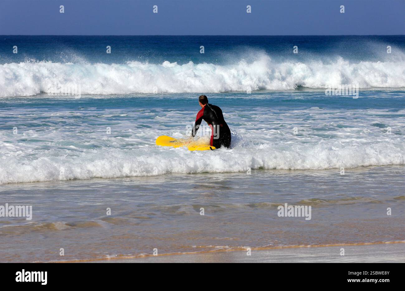 Surf sur la plage de Piedra Playa, El Cotillo, Fuerteventura, Îles Canaries, Espagne. Prise en novembre 2024 Banque D'Images