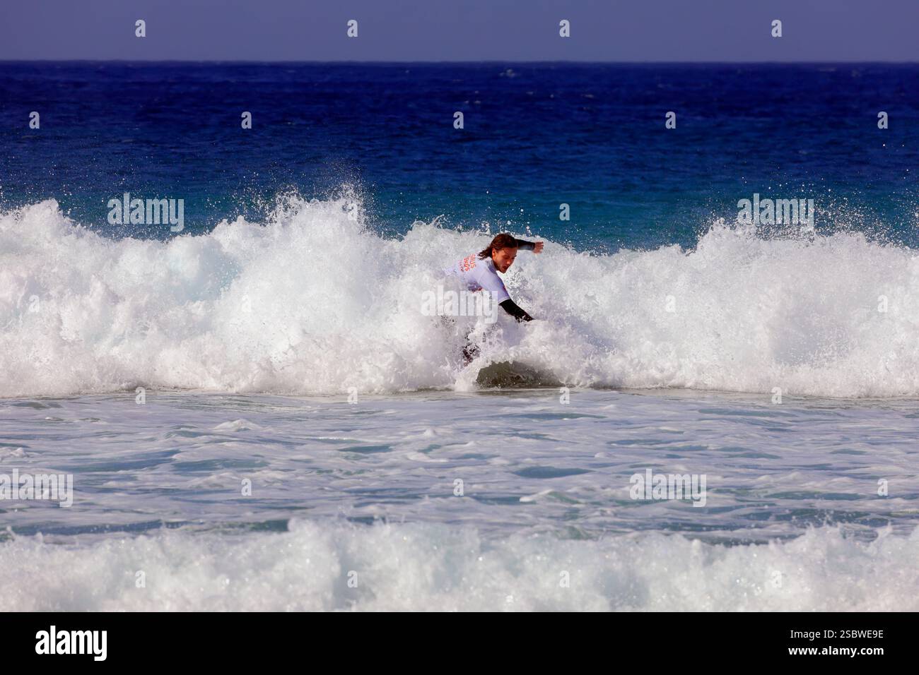 Surf sur la plage de Piedra Playa, El Cotillo, Fuerteventura, Îles Canaries, Espagne. Prise en novembre 2024 Banque D'Images