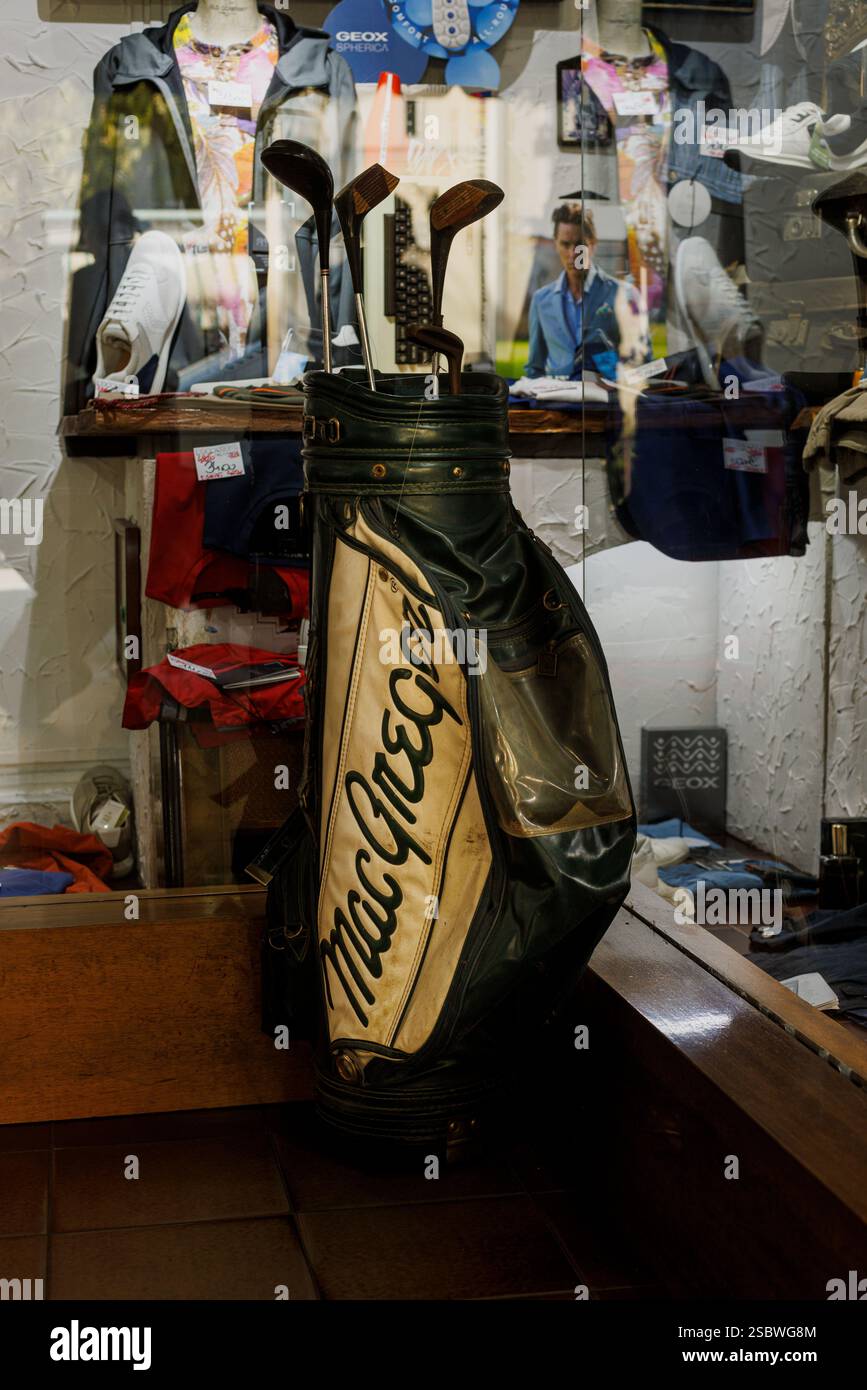 Trieste, Italie - 31 août 2024 : un sac de golf MacGregor exposé dans un magasin de golf spécialisé, rempli d'un ensemble de clubs de golf haut de gamme. Le sac comporte M. Banque D'Images