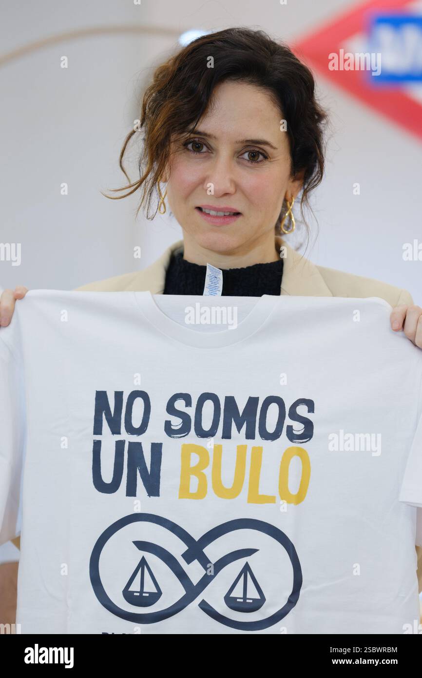 Le président de la Communauté de Madrid Isabel Díaz Ayuso lors de la réunion avec les représentants des personnes touchées par l'occupation, à la Real CA Banque D'Images