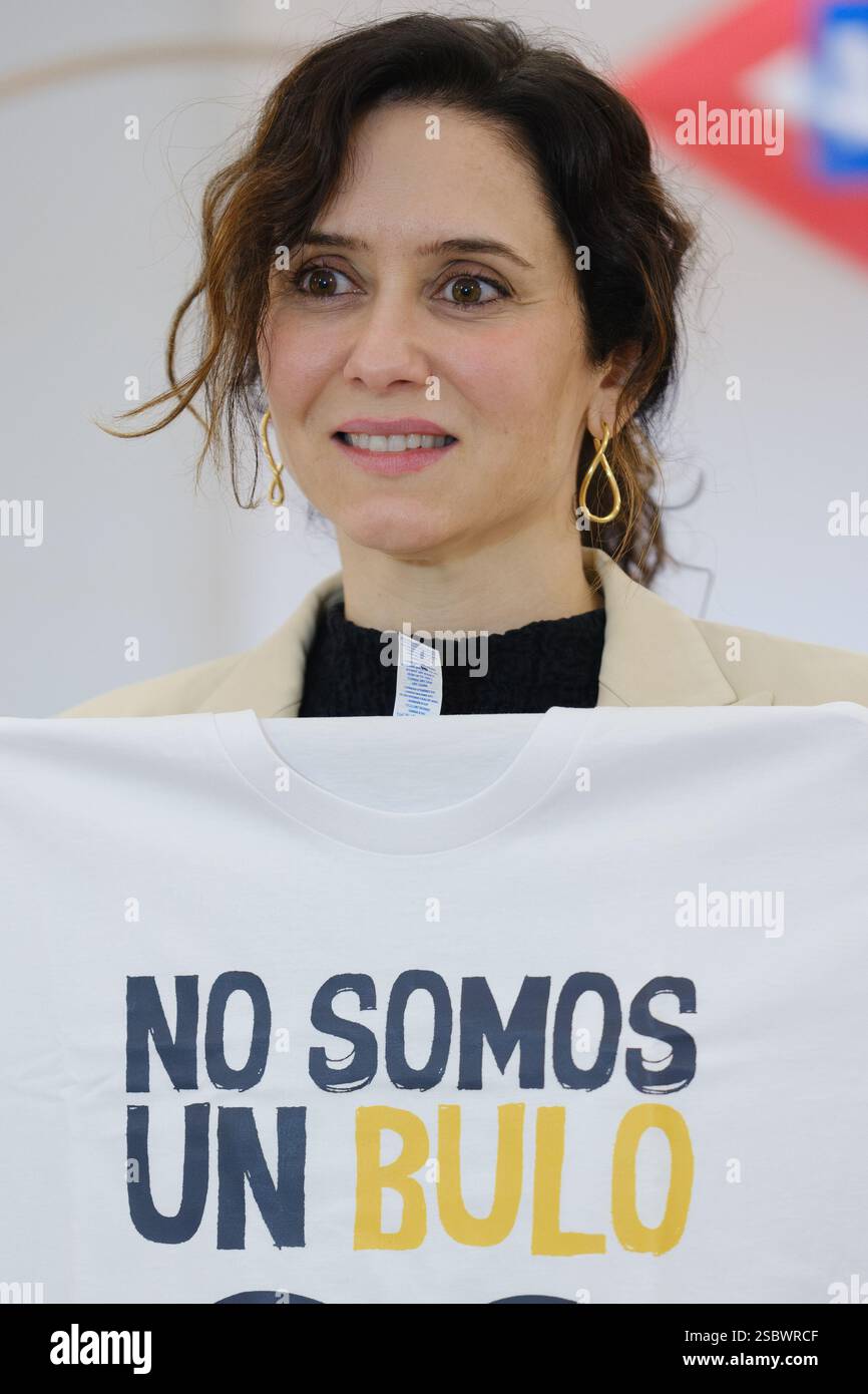 Le président de la Communauté de Madrid Isabel Díaz Ayuso lors de la réunion avec les représentants des personnes touchées par l'occupation, à la Real CA Banque D'Images