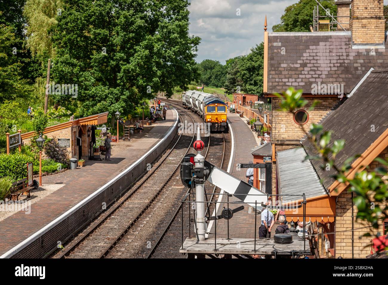 GBRf Class 66 No.66783 passe devant la gare d'Arley sur la Severn Valley Railway, Worcestershire, Angleterre, Royaume-Uni Banque D'Images