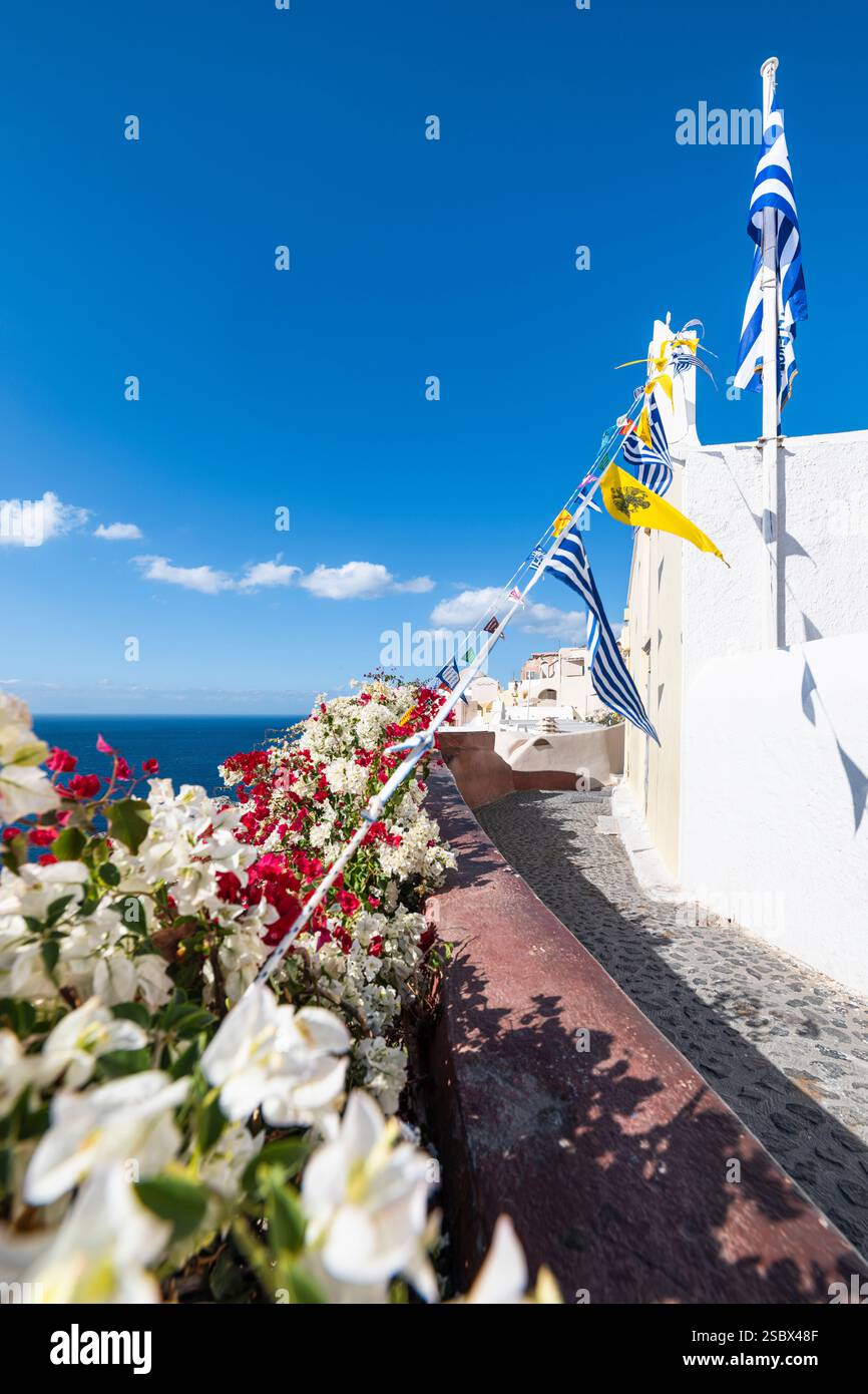 Des fanions colorés décorent la Sainte Église de Taxiarques le jour de la fête des Archanges Michel et Gabriel, Oia, Santorin, Cyclades, Grèce Banque D'Images