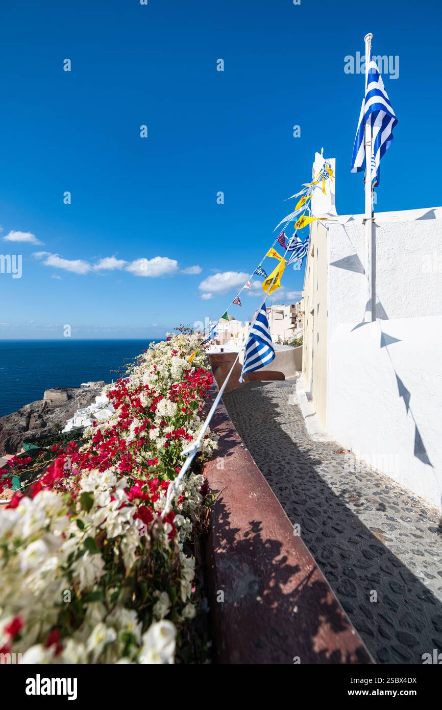 Des fanions colorés décorent la Sainte Église de Taxiarques le jour de la fête des Archanges Michel et Gabriel, Oia, Santorin, Cyclades, Grèce Banque D'Images