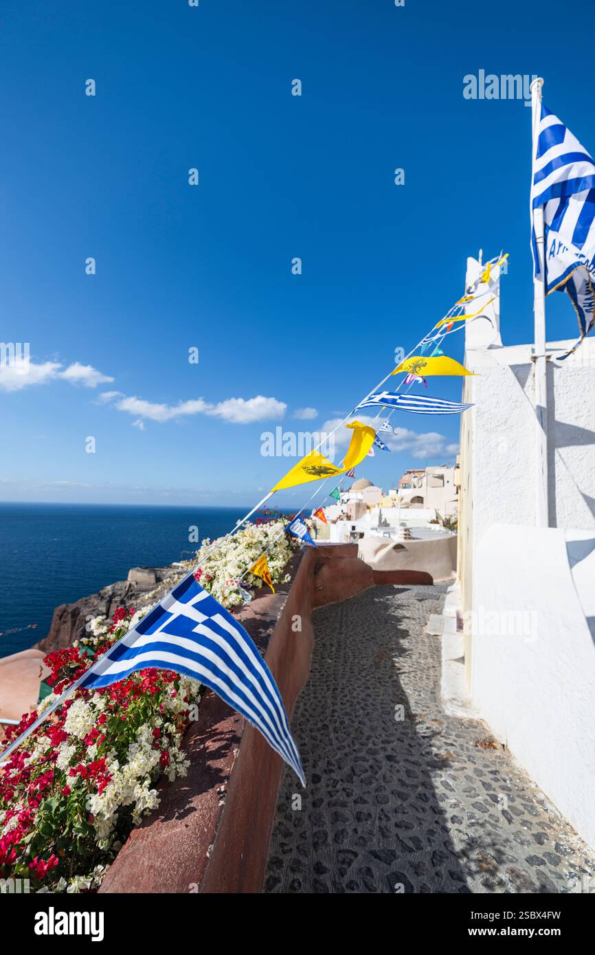 Des fanions colorés décorent la Sainte Église de Taxiarques le jour de la fête des Archanges Michel et Gabriel, Oia, Santorin, Cyclades, Grèce Banque D'Images
