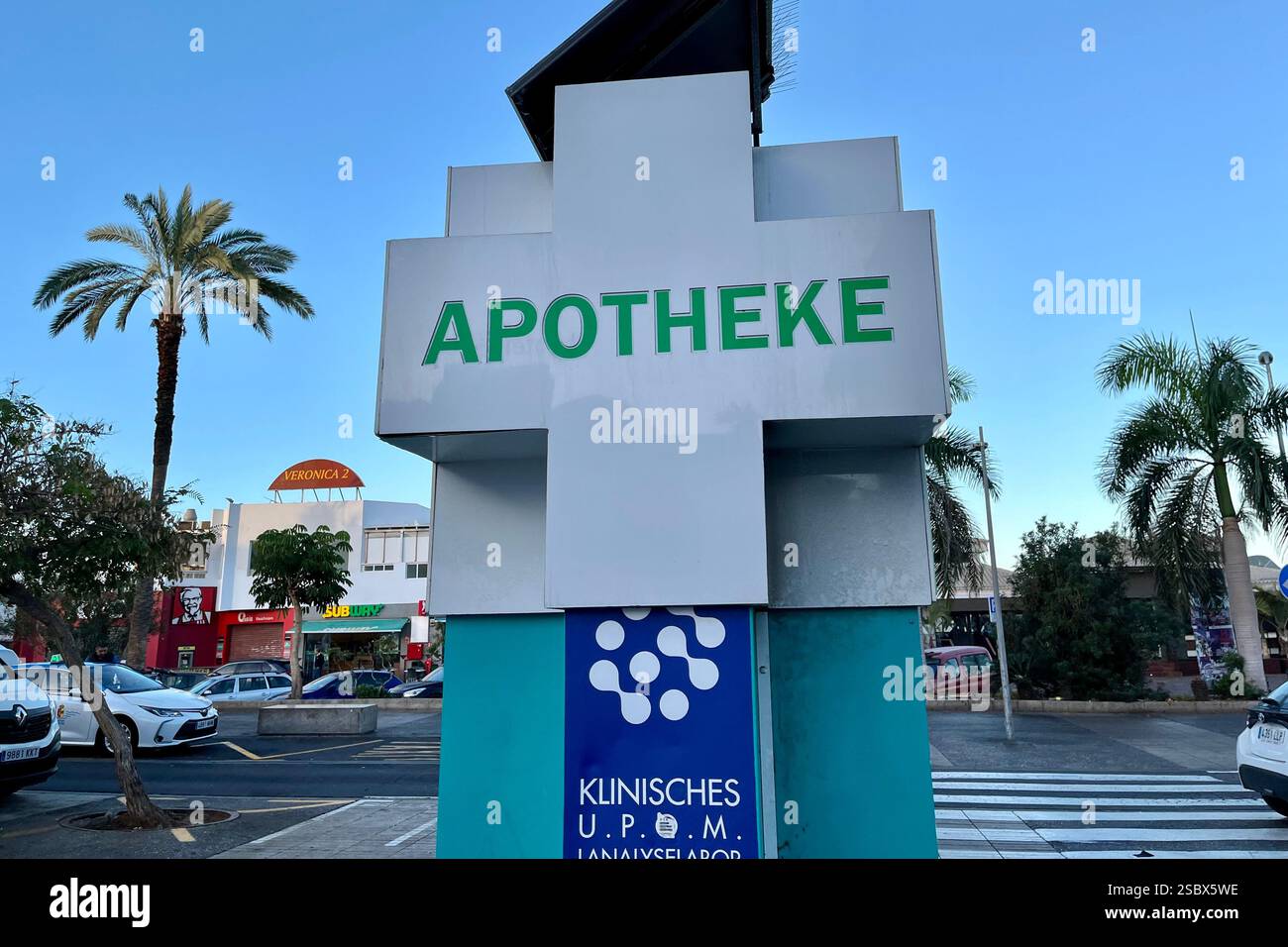 Affiche Croix de pharmacie Apotheke allemande à Playa de las Américas. Arona, Tenerife, Îles Canaries, Espagne. 14 janvier 2025. Banque D'Images