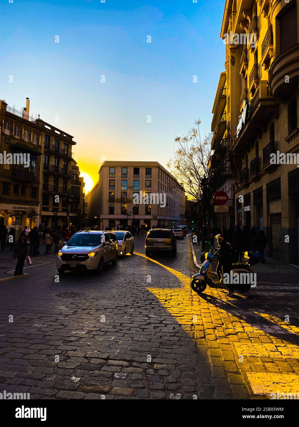 Coucher de soleil dans une ville espagnole européenne avec un style d'architecture baroque historique - Image de stock capturée avec un smartphone