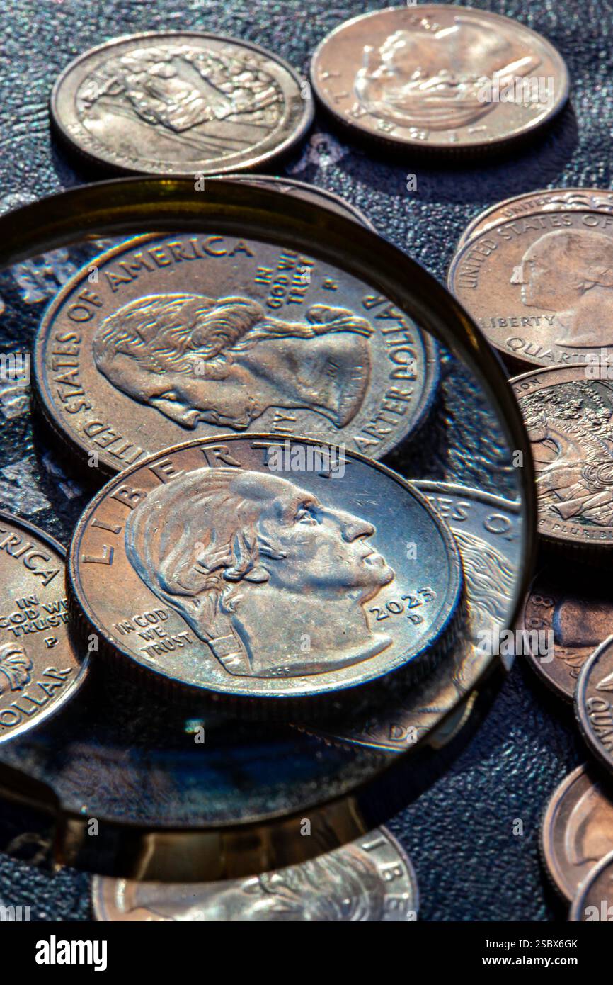 Nature morte de pièces de .25 $ sur un livre de stockage trifold de collectionneurs, 2025, États-Unis Banque D'Images