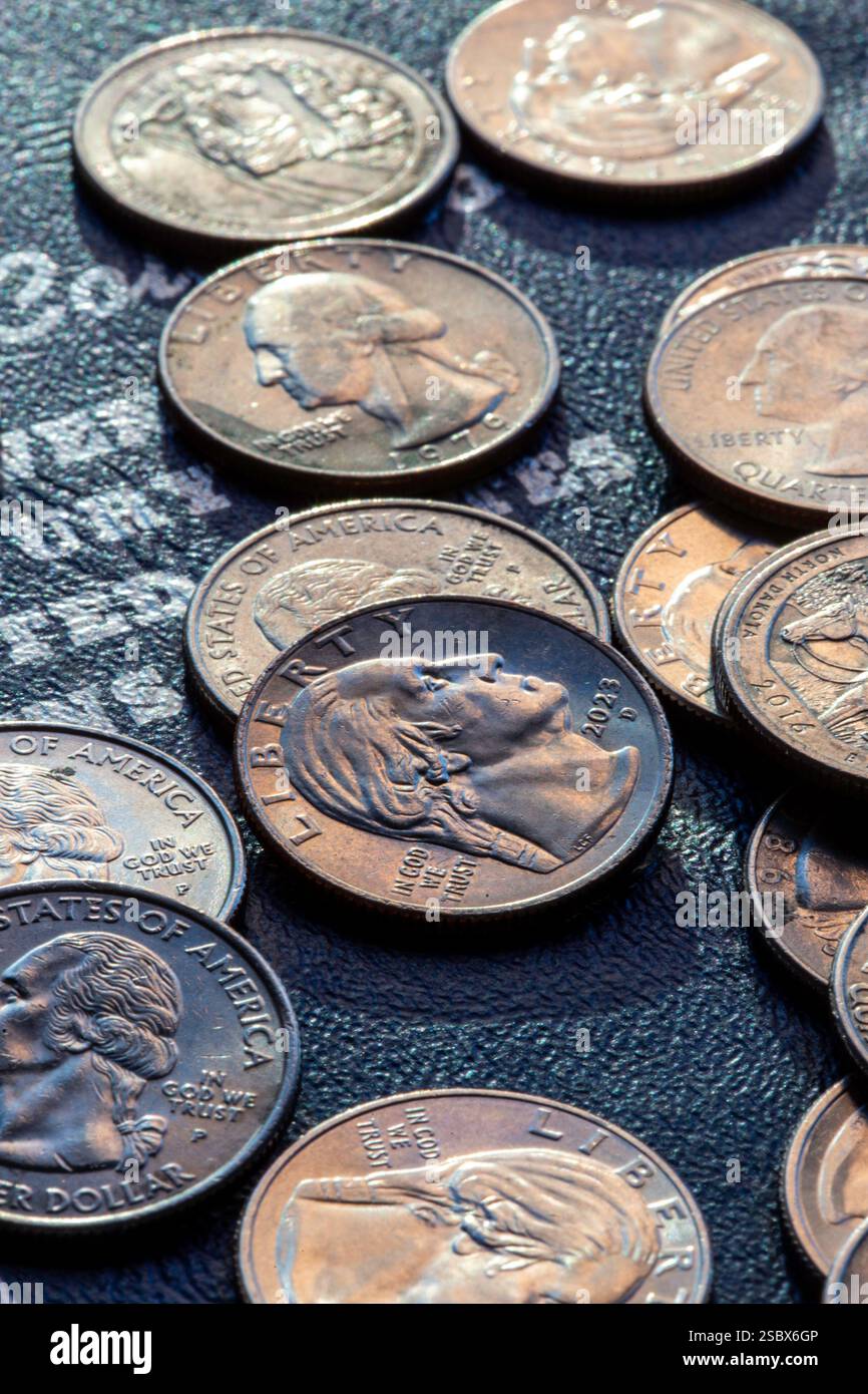 Nature morte de pièces de .25 $ sur un livre de stockage trifold de collectionneurs, 2025, États-Unis Banque D'Images